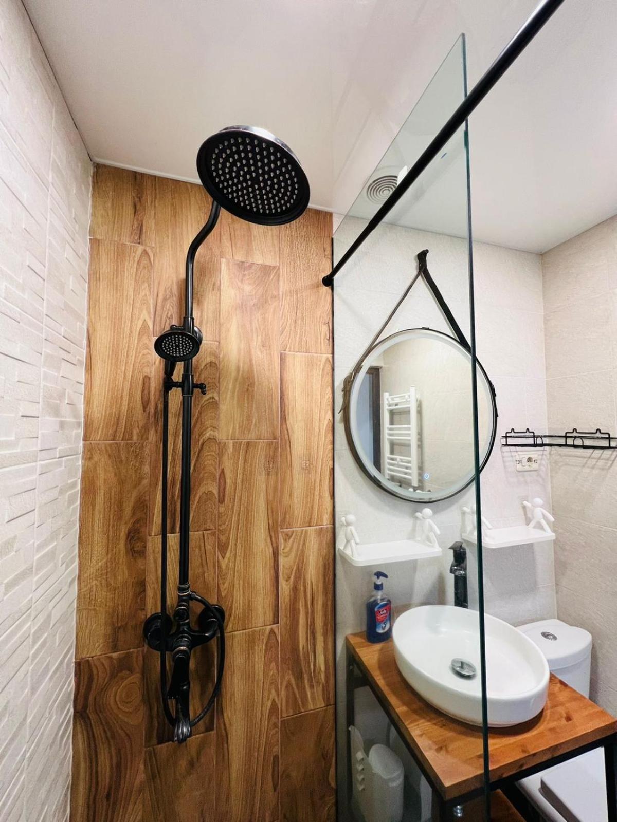 City Center Cozy 3Bedroom Apartment with Unique Design and Hot Tub , 2Bathroom, Middle of Center, By Republic Square