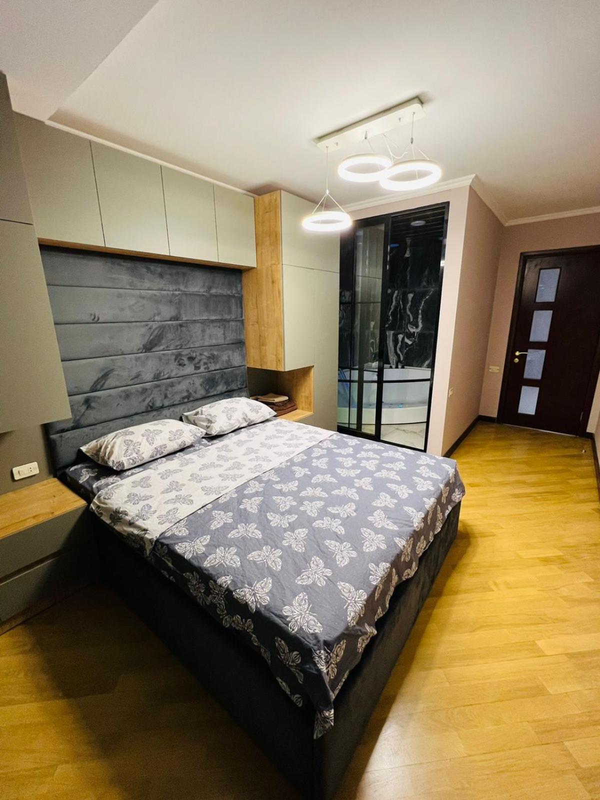 City Center Cozy 3Bedroom Apartment with Unique Design and Hot Tub , 2Bathroom, Middle of Center, By Republic Square