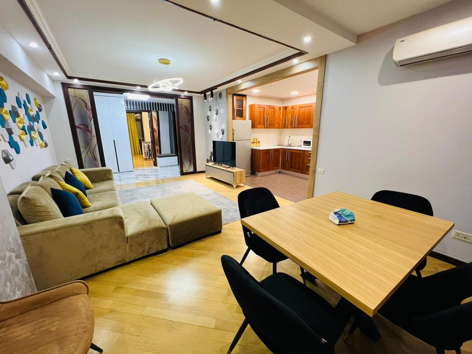City Center Cozy 3Bedroom Apartment with Unique Design and Hot Tub , 2Bathroom, Middle of Center, By Republic Square