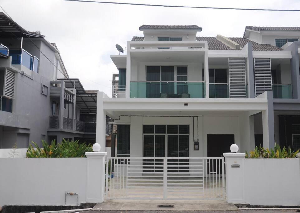 ComfortZone~2, Spacious Semi-Detached House photo 1
