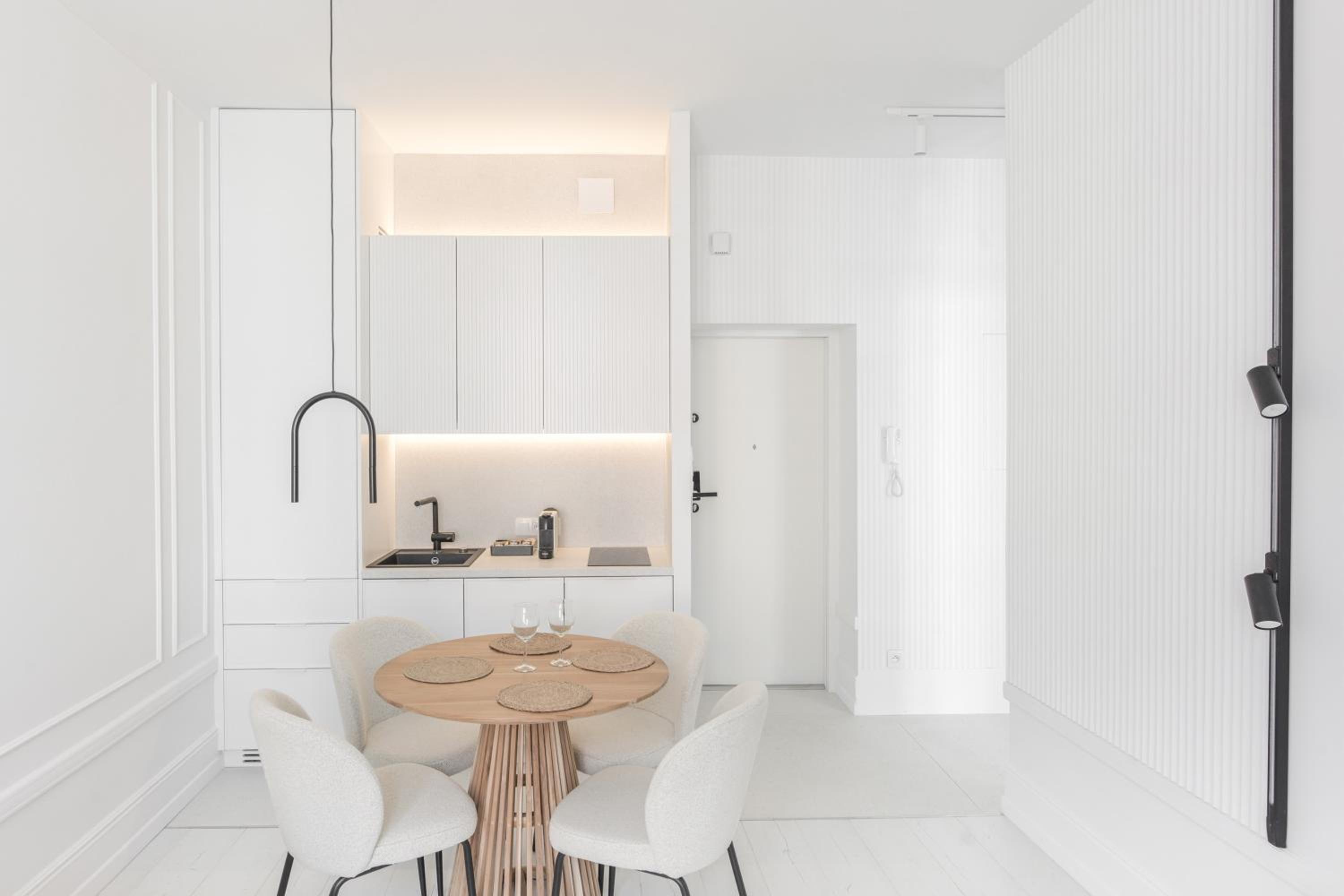 Old Town Pure White by Downtown Apartments