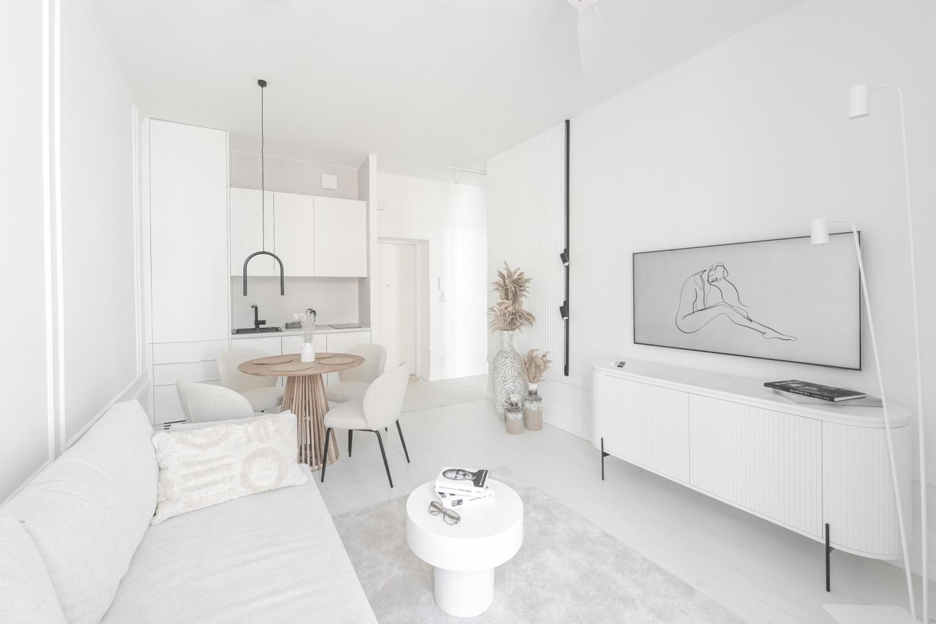 Old Town Pure White by Downtown Apartments