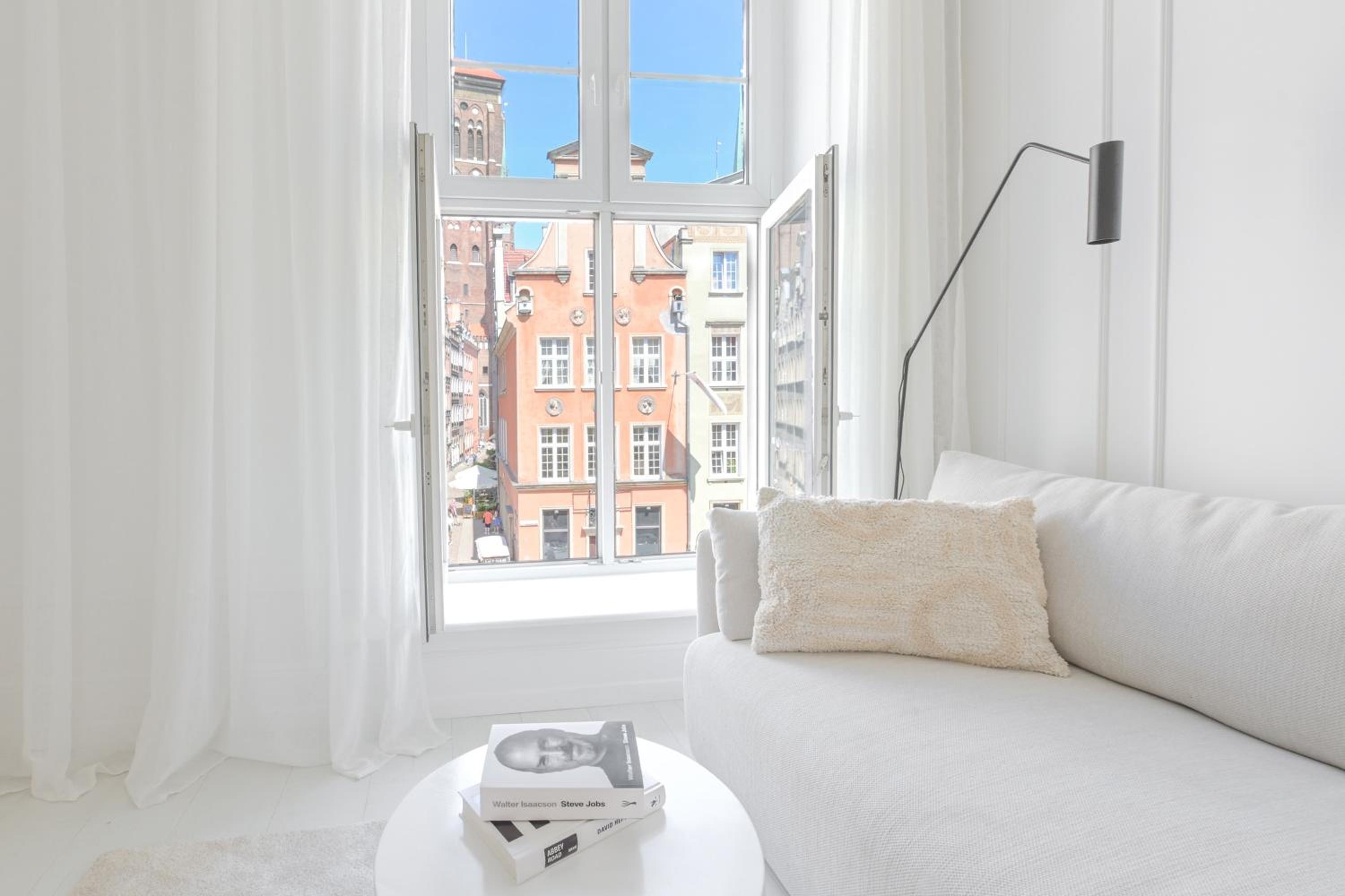 Old Town Pure White by Downtown Apartments