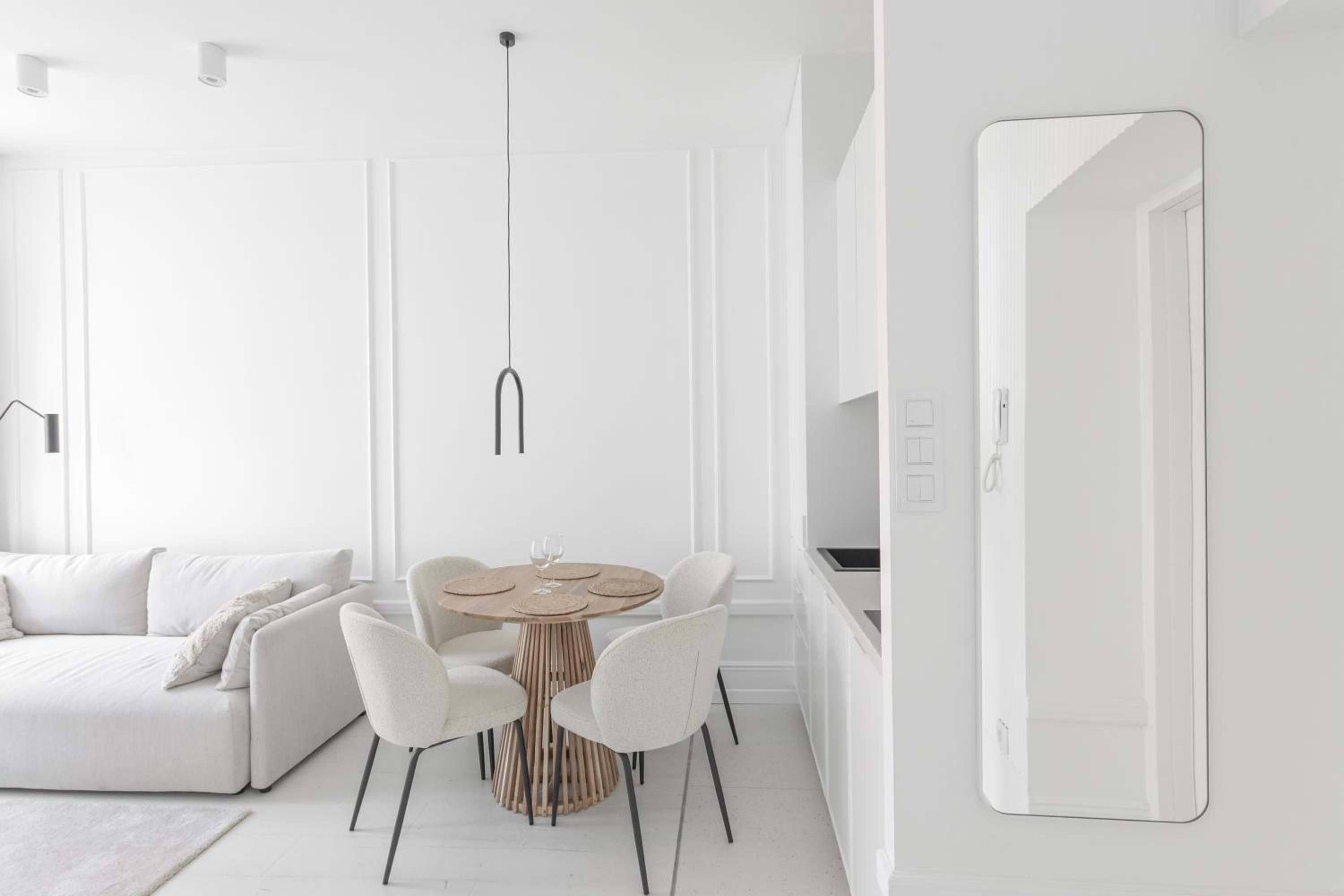 Old Town Pure White by Downtown Apartments