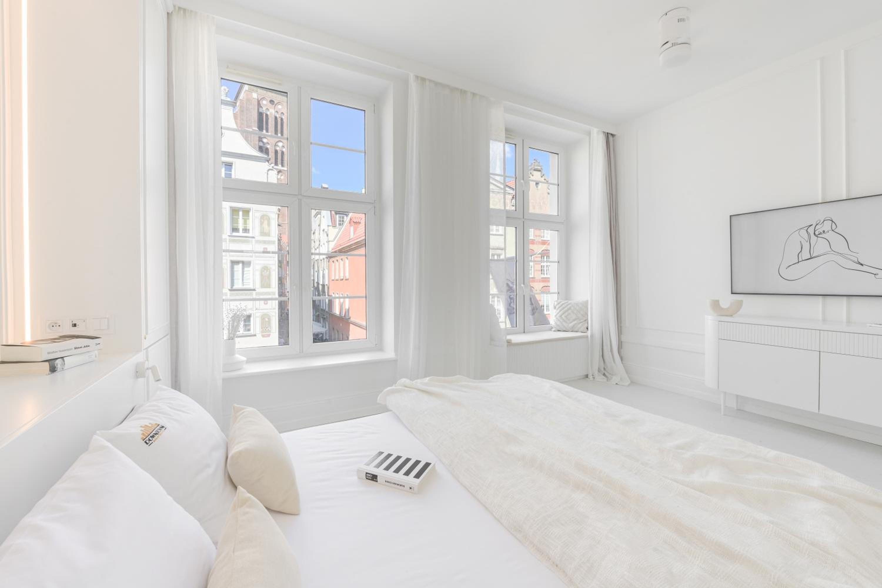 Old Town Pure White by Downtown Apartments