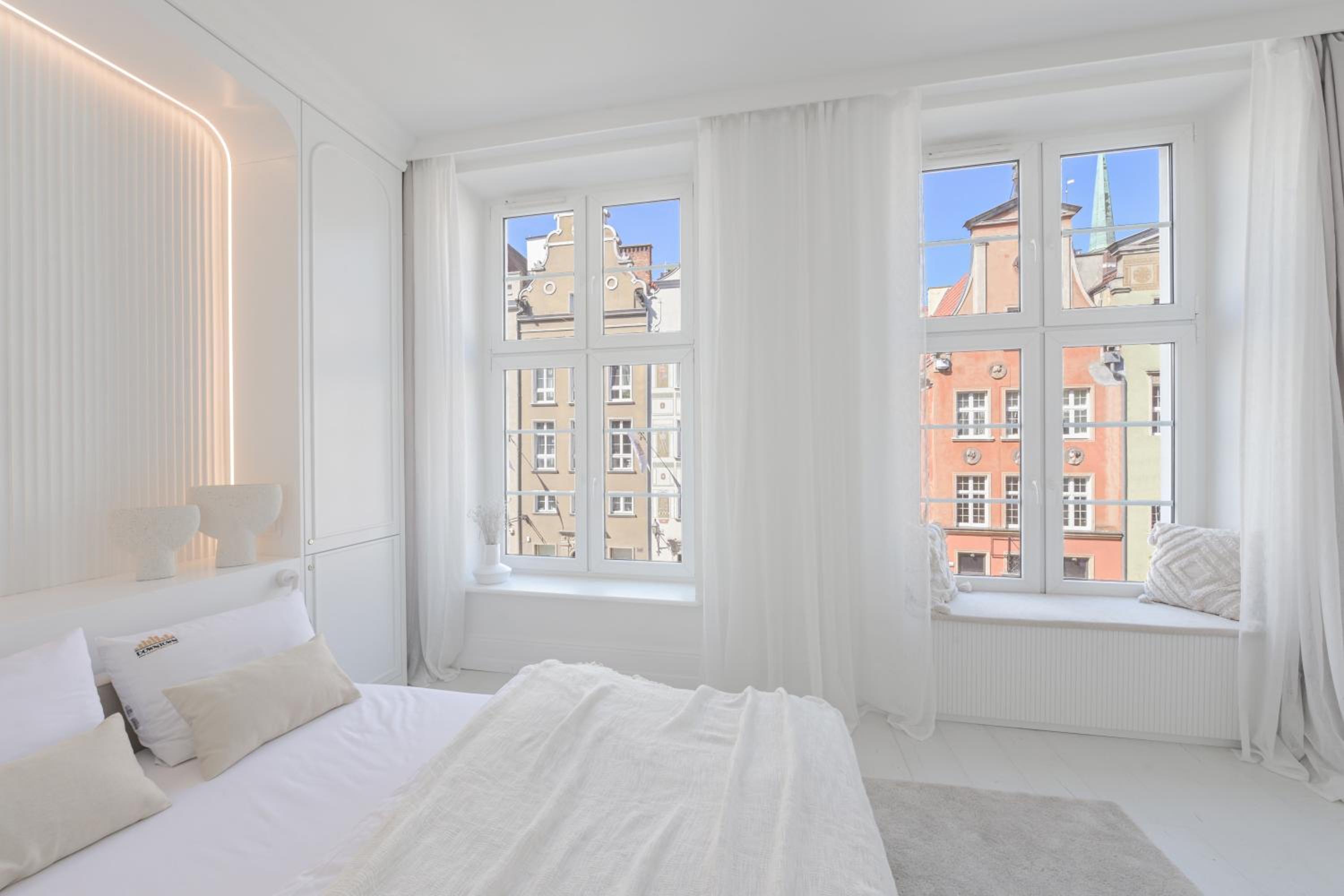 Old Town Pure White by Downtown Apartments