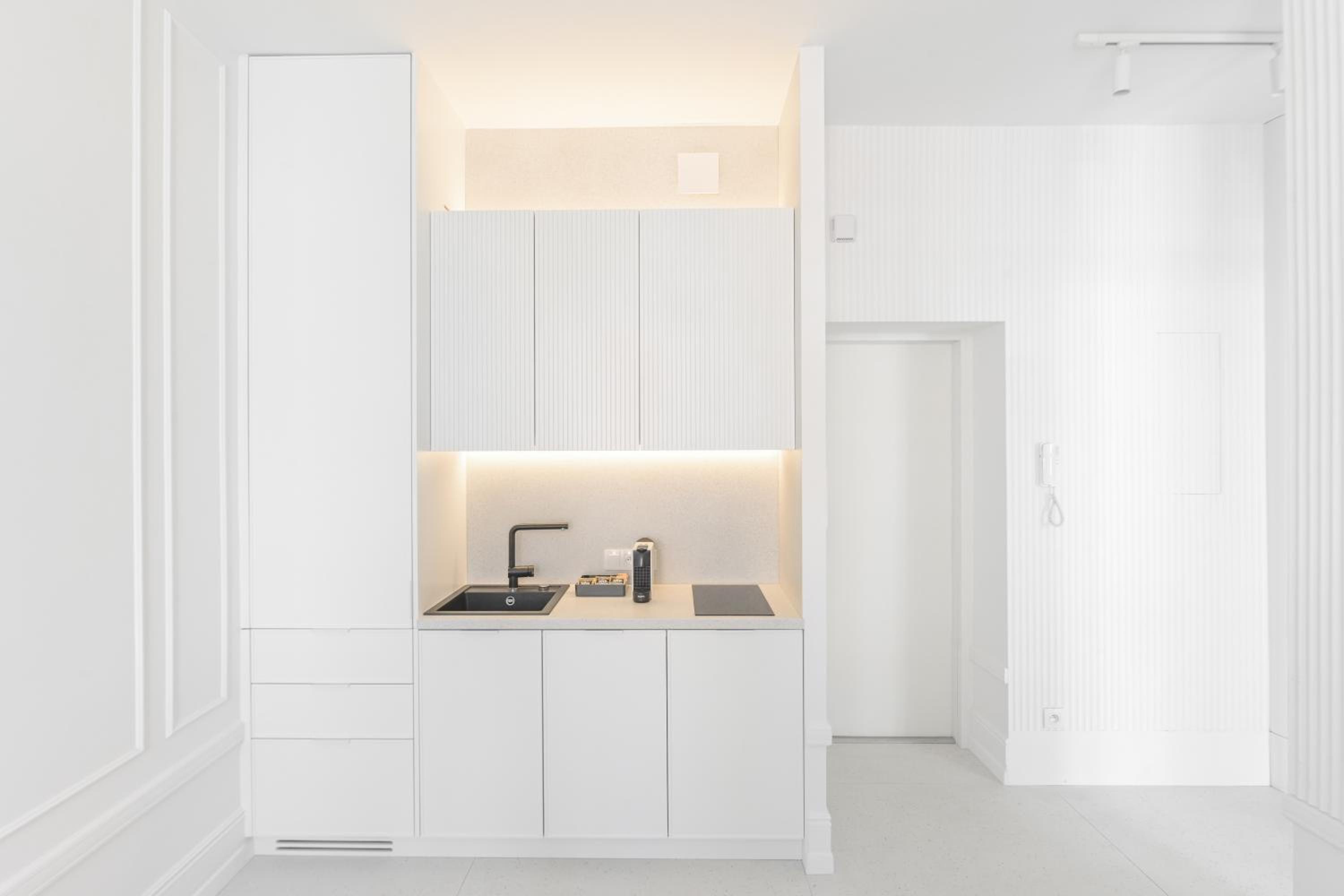 Old Town Pure White by Downtown Apartments