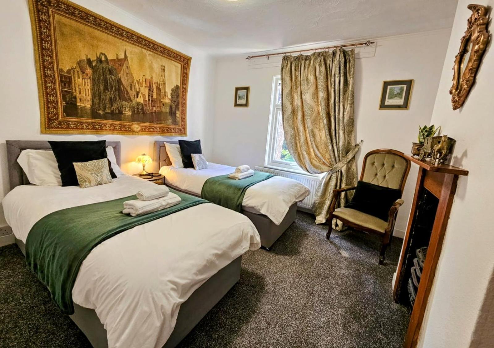 Cute Cottage in Egham Heathrow- 7 Guests 3 bedrooms view 3