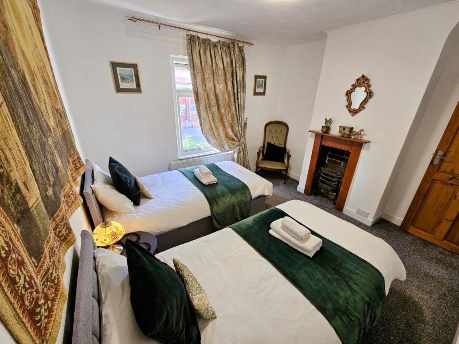 Cute Cottage in Egham Heathrow- 7 Guests 3 bedrooms view 4