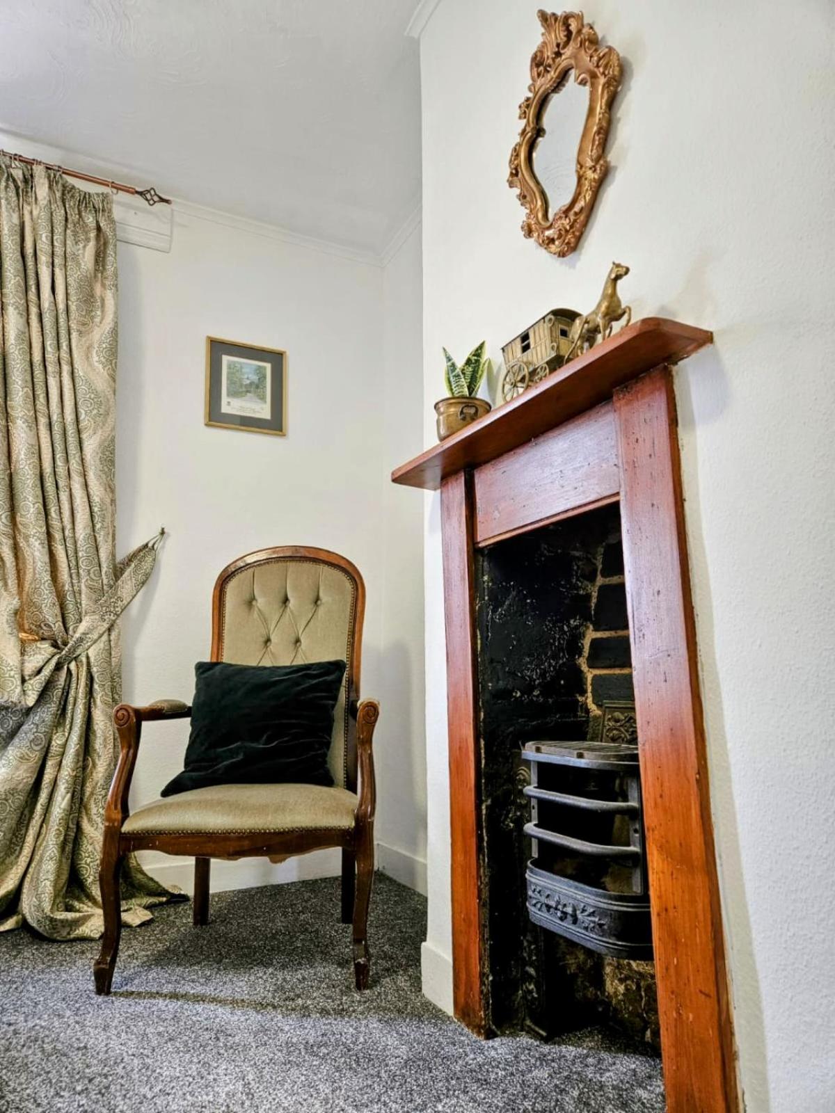 Cute Cottage in Egham Heathrow- 7 Guests 3 bedrooms view 5