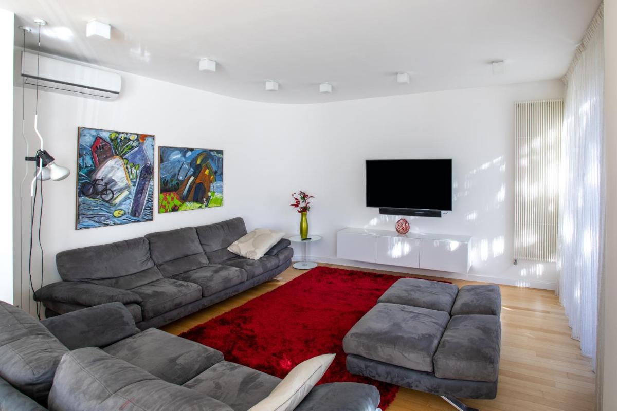 Donatella Home view 2