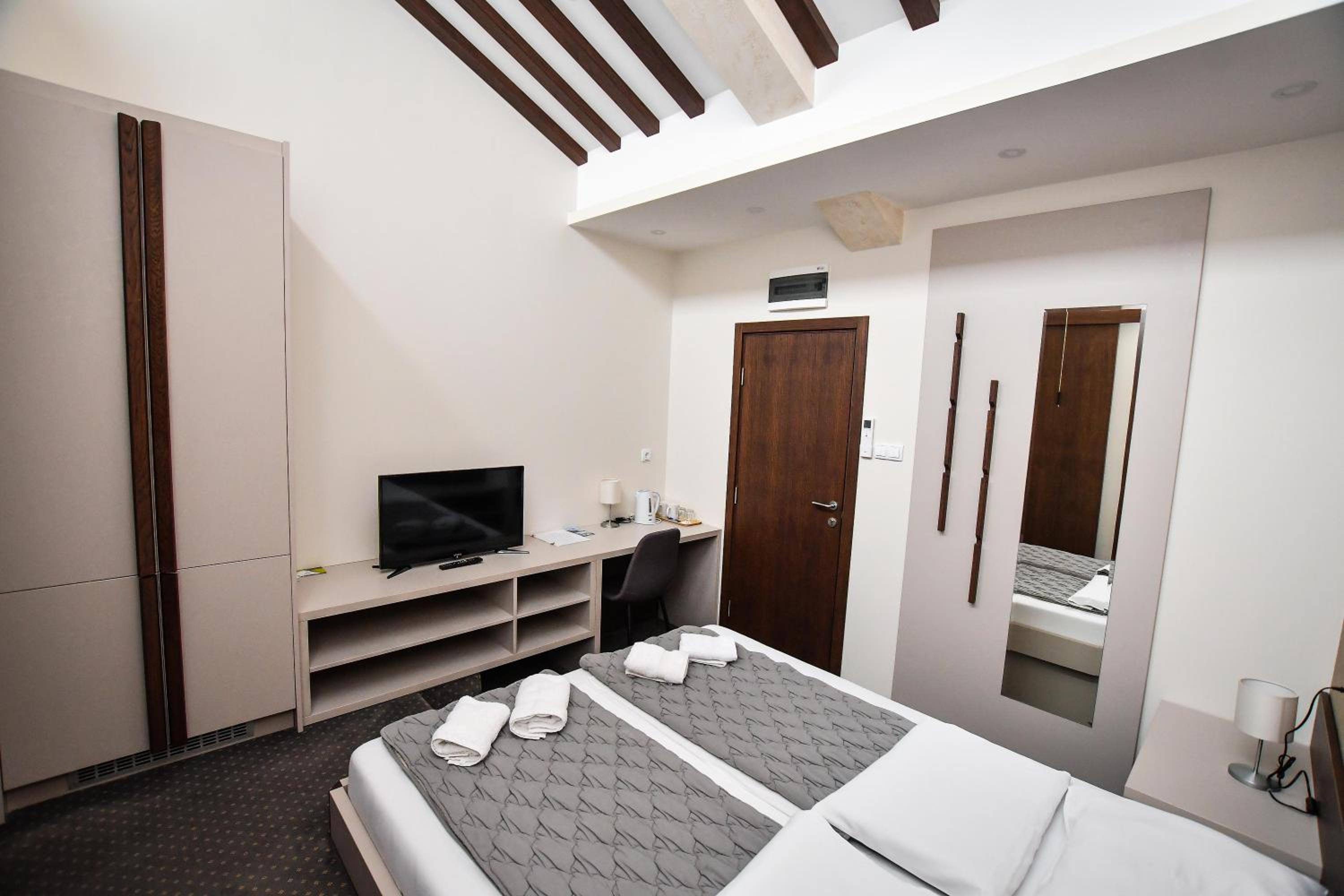 Atrijum Apartments and Rooms