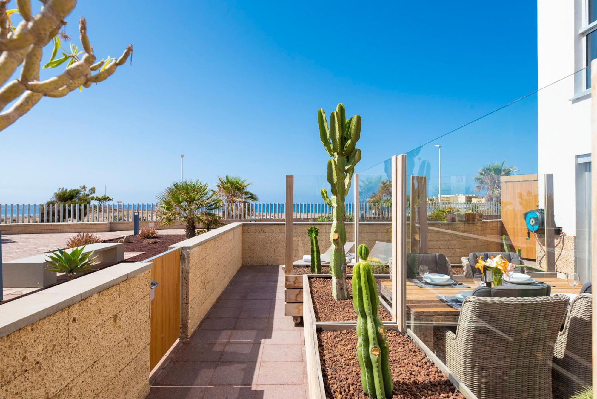 MEDANO4YOU Surfers Paradise Beachfront Home