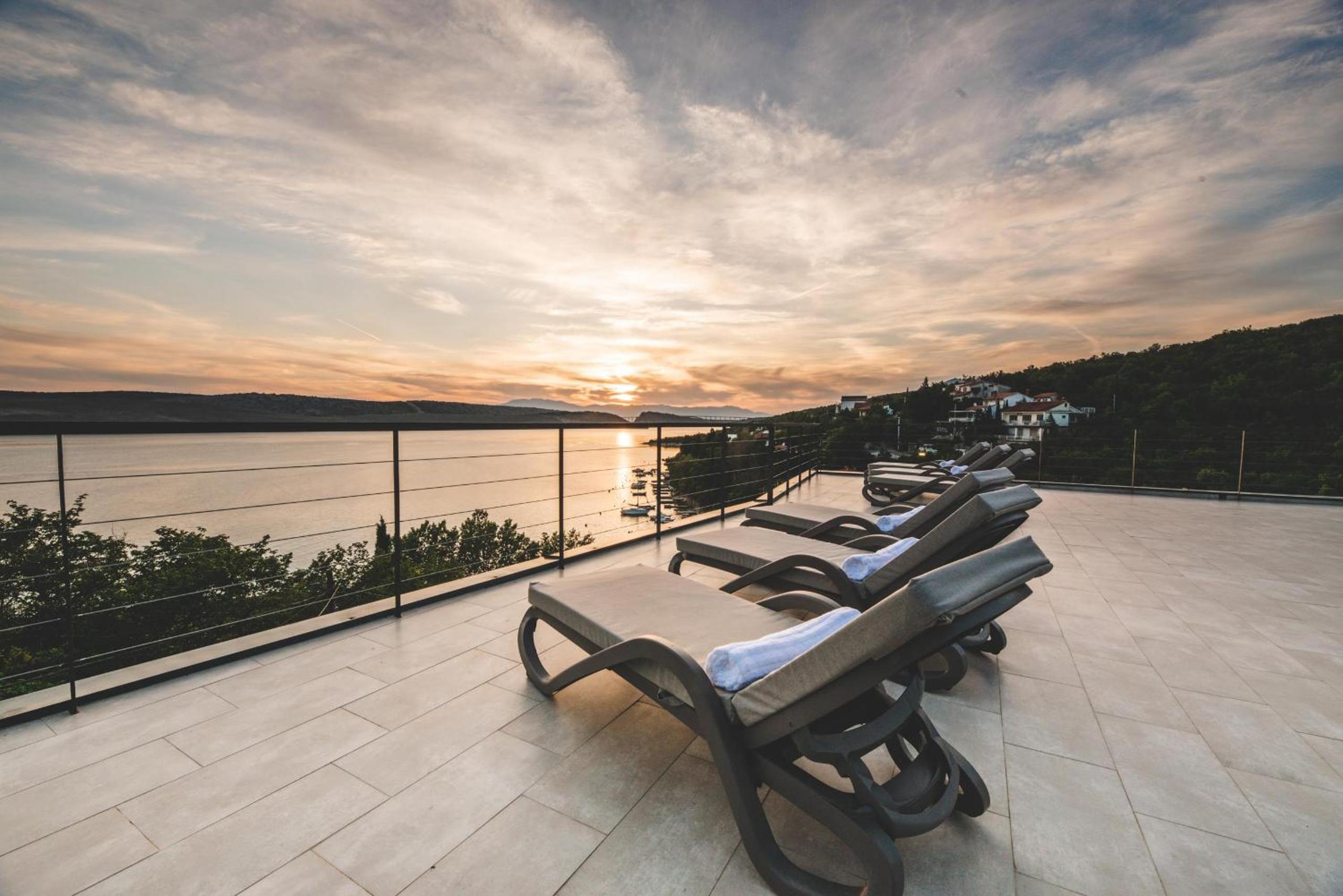Beachfront Villa Grace with heated rooftop pool view 3