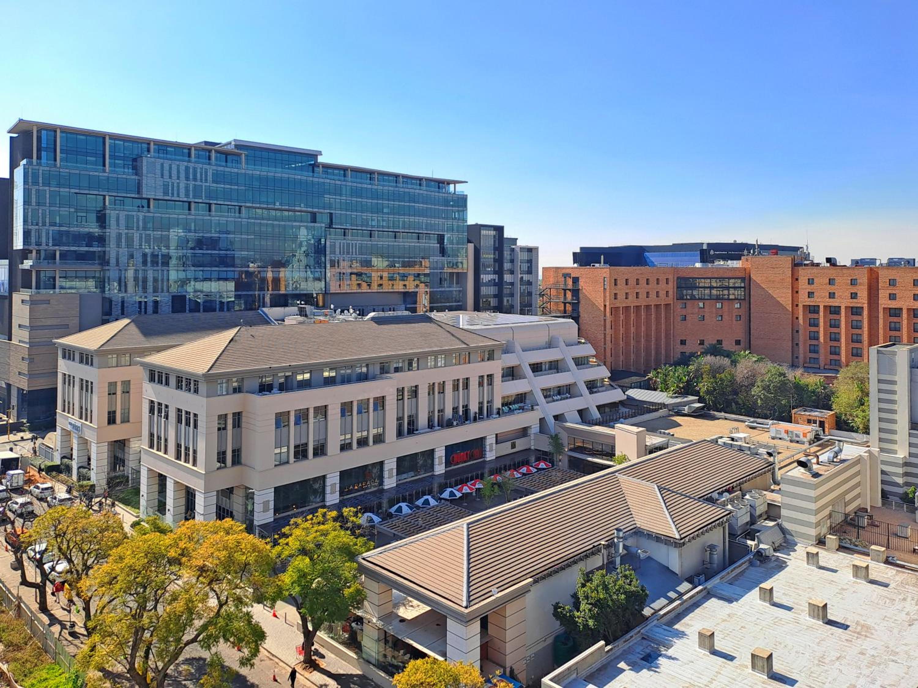 The Median Rosebank Luxury Apartment - Building with Generator