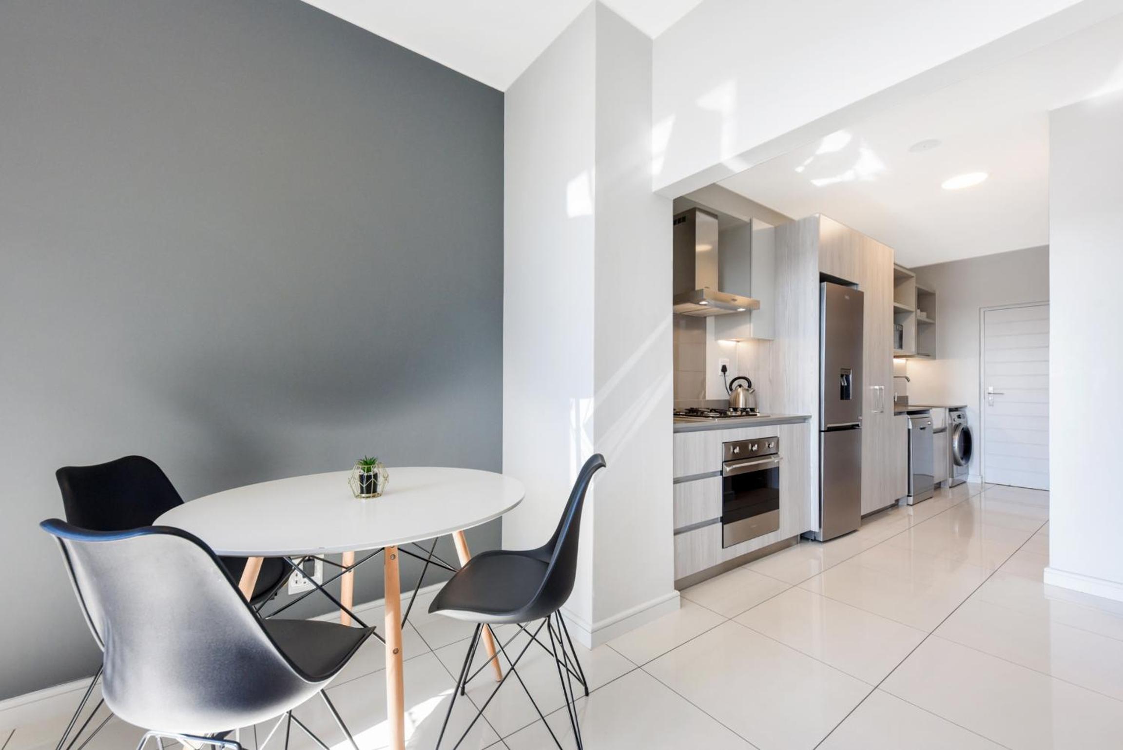 The Median Rosebank Luxury Apartment - Building with Generator