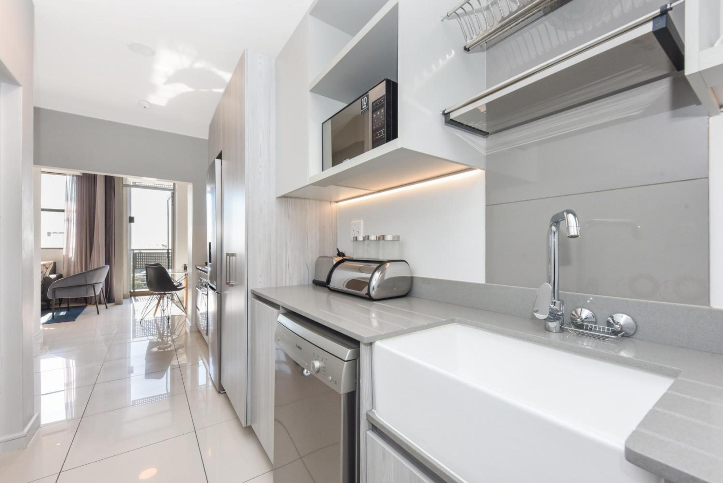 The Median Rosebank Luxury Apartment - Building with Generator