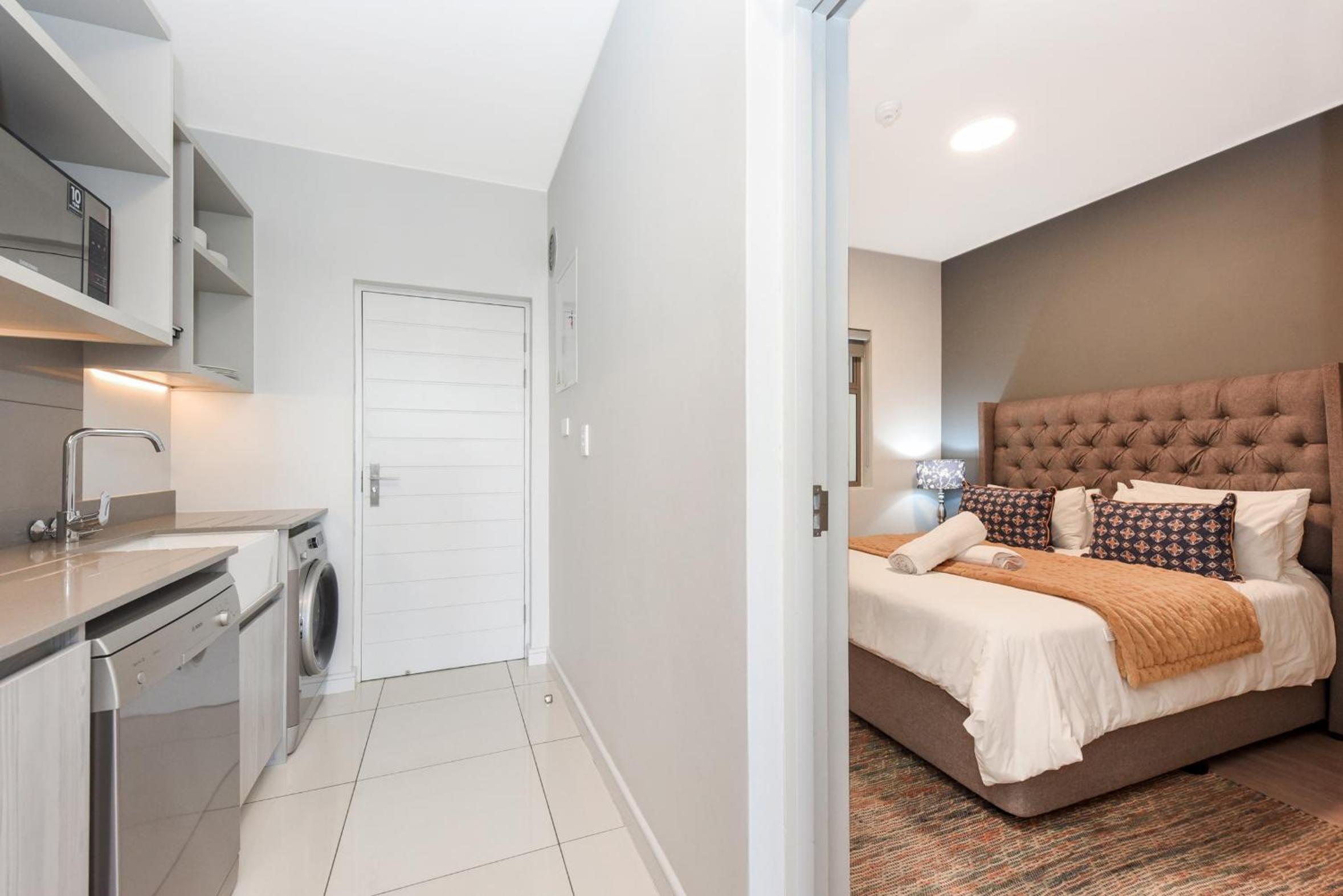 The Median Rosebank Luxury Apartment - Building with Generator