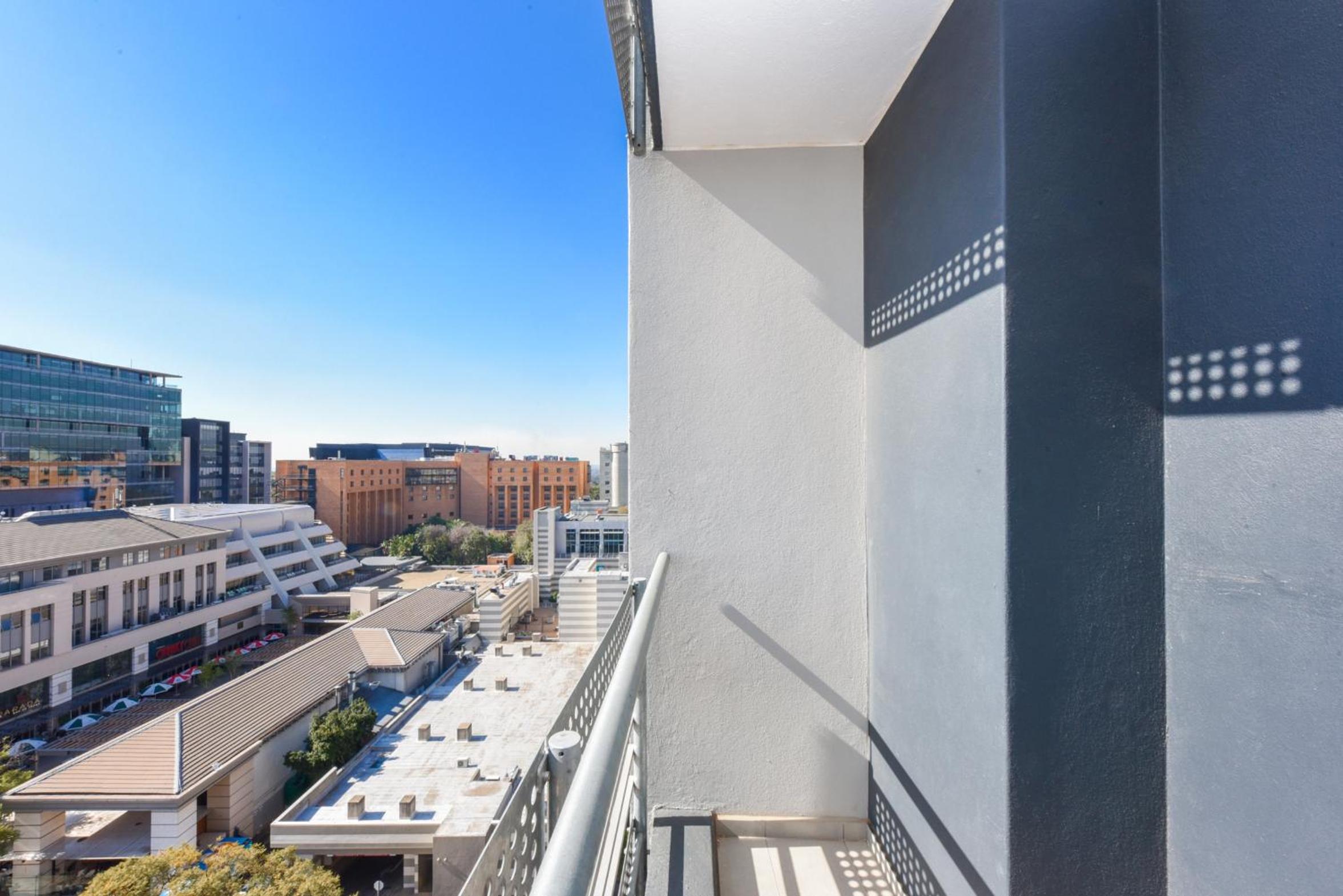 The Median Rosebank Luxury Apartment - Building with Generator