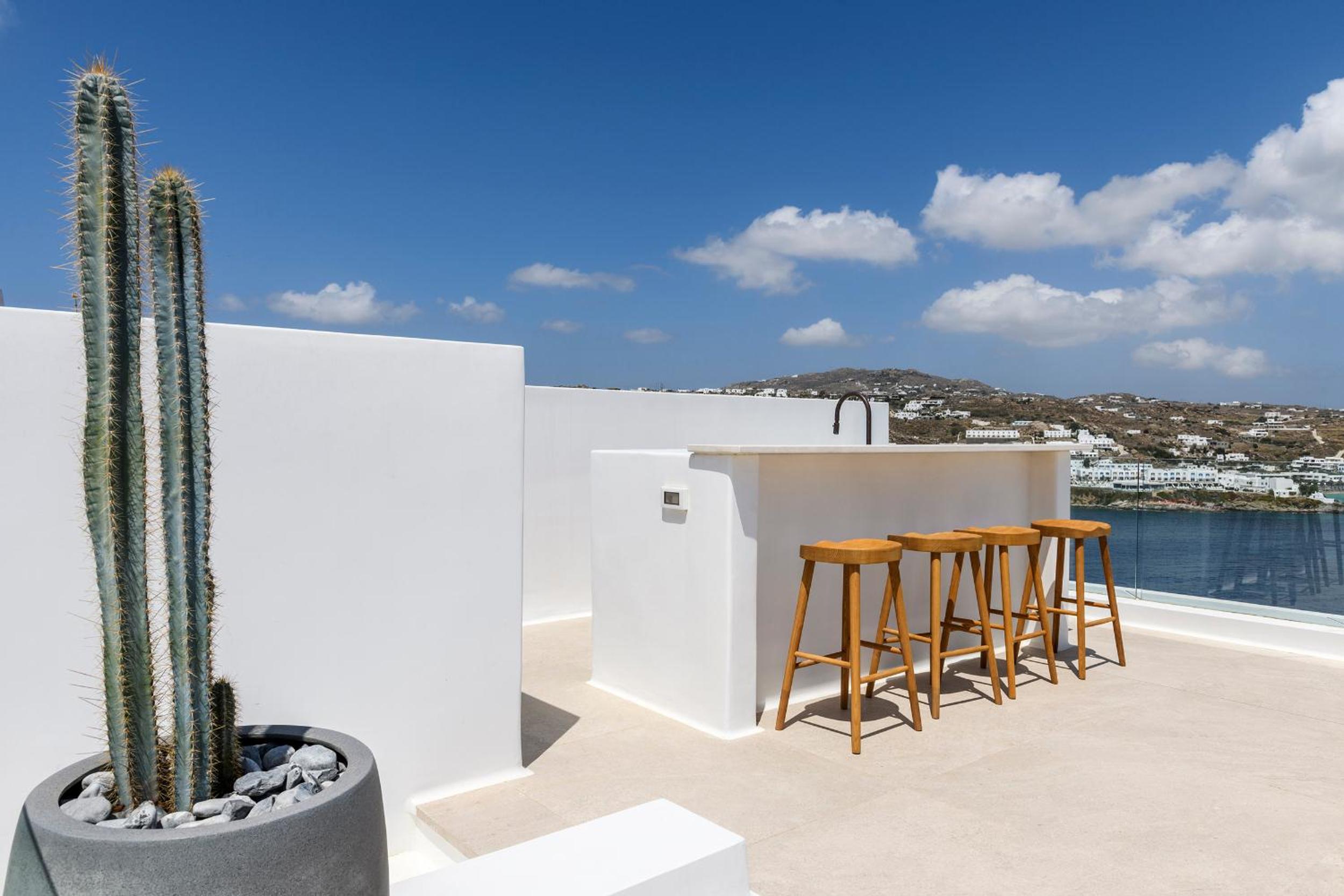 Villa Lilium II - Sanctuary overlooking Psarou Bay photo 3