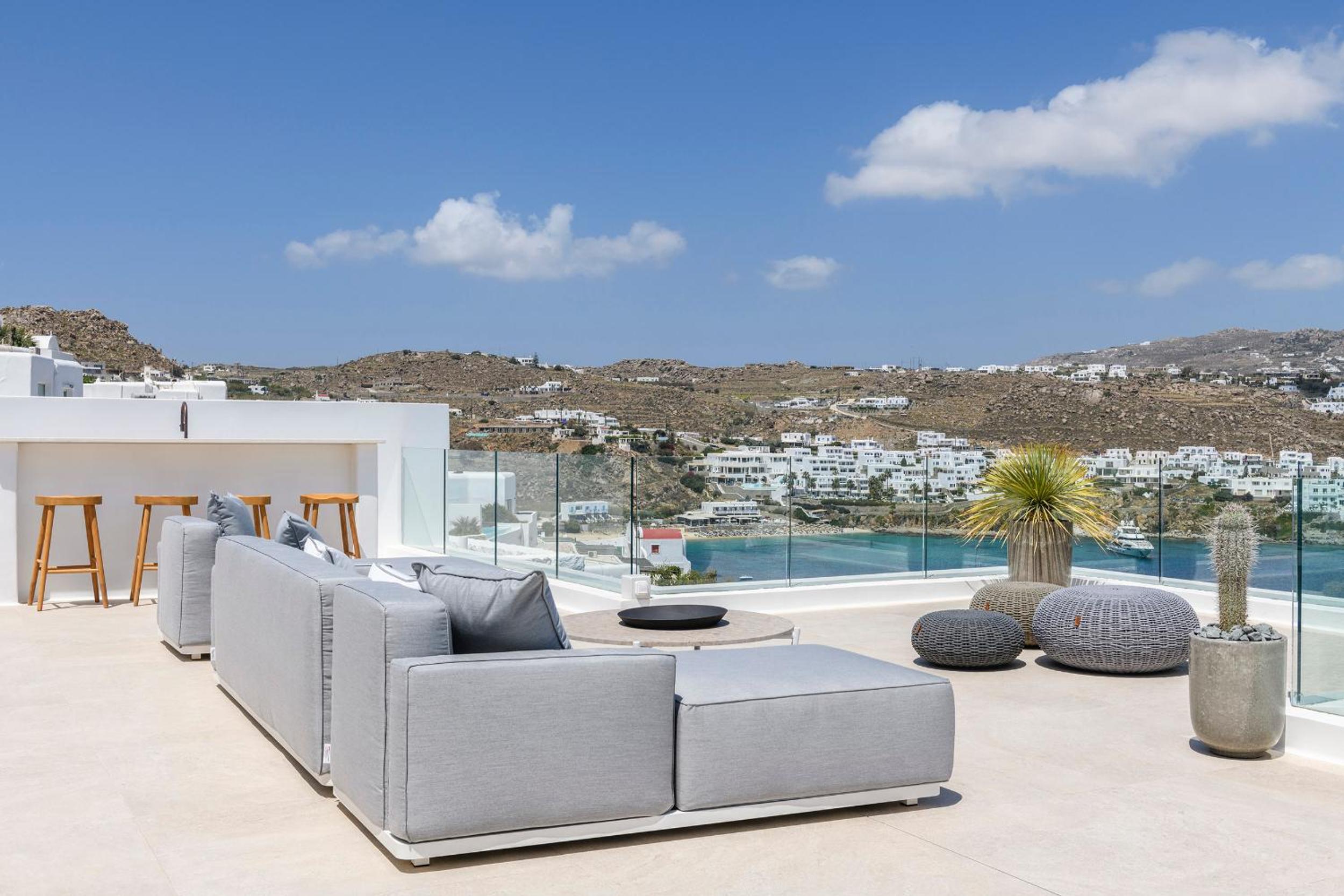 Villa Lilium II - Sanctuary overlooking Psarou Bay photo 4