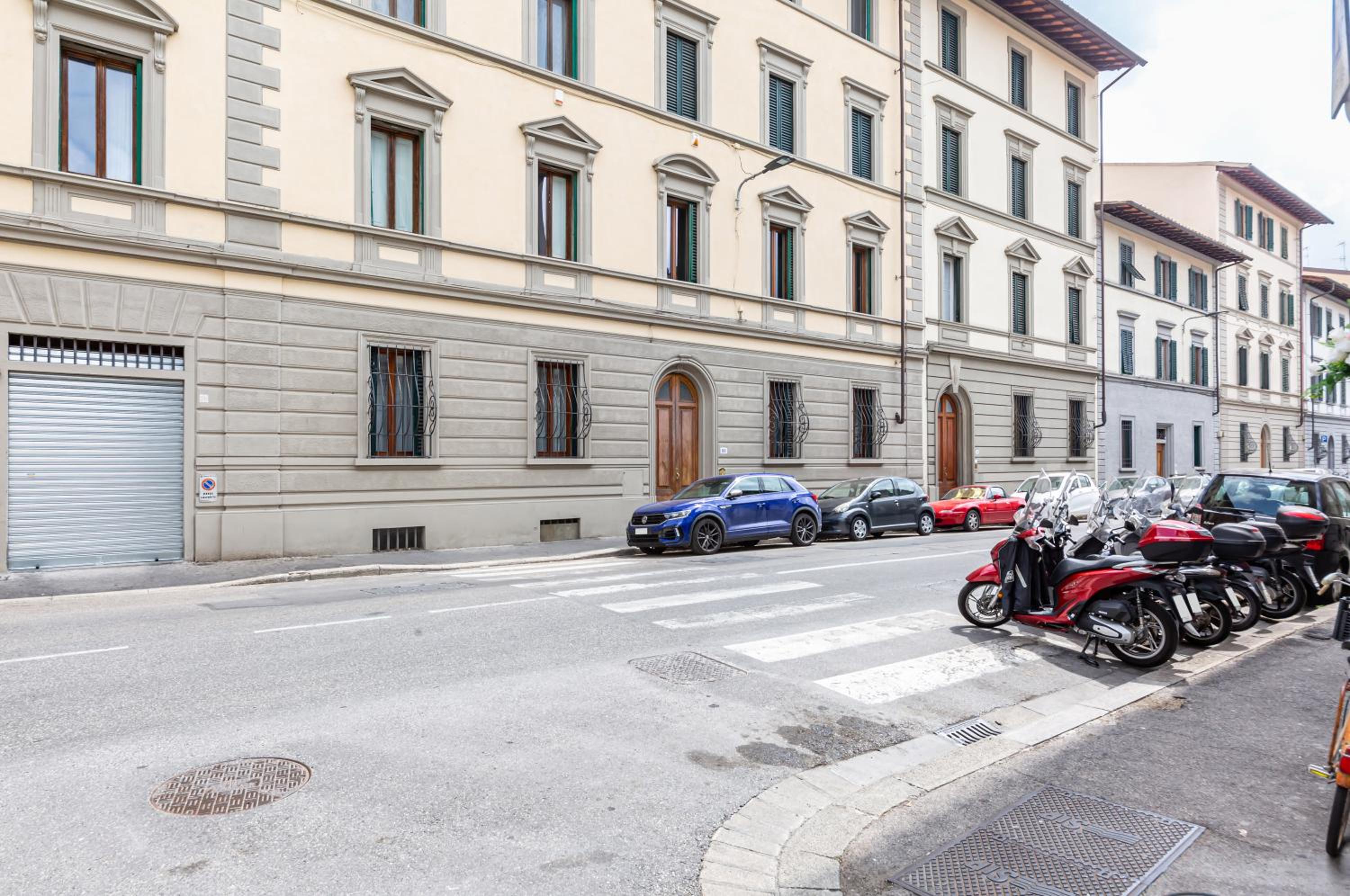 GuestHost - Stibbert & Statuto Elegant Flat with Balcony
