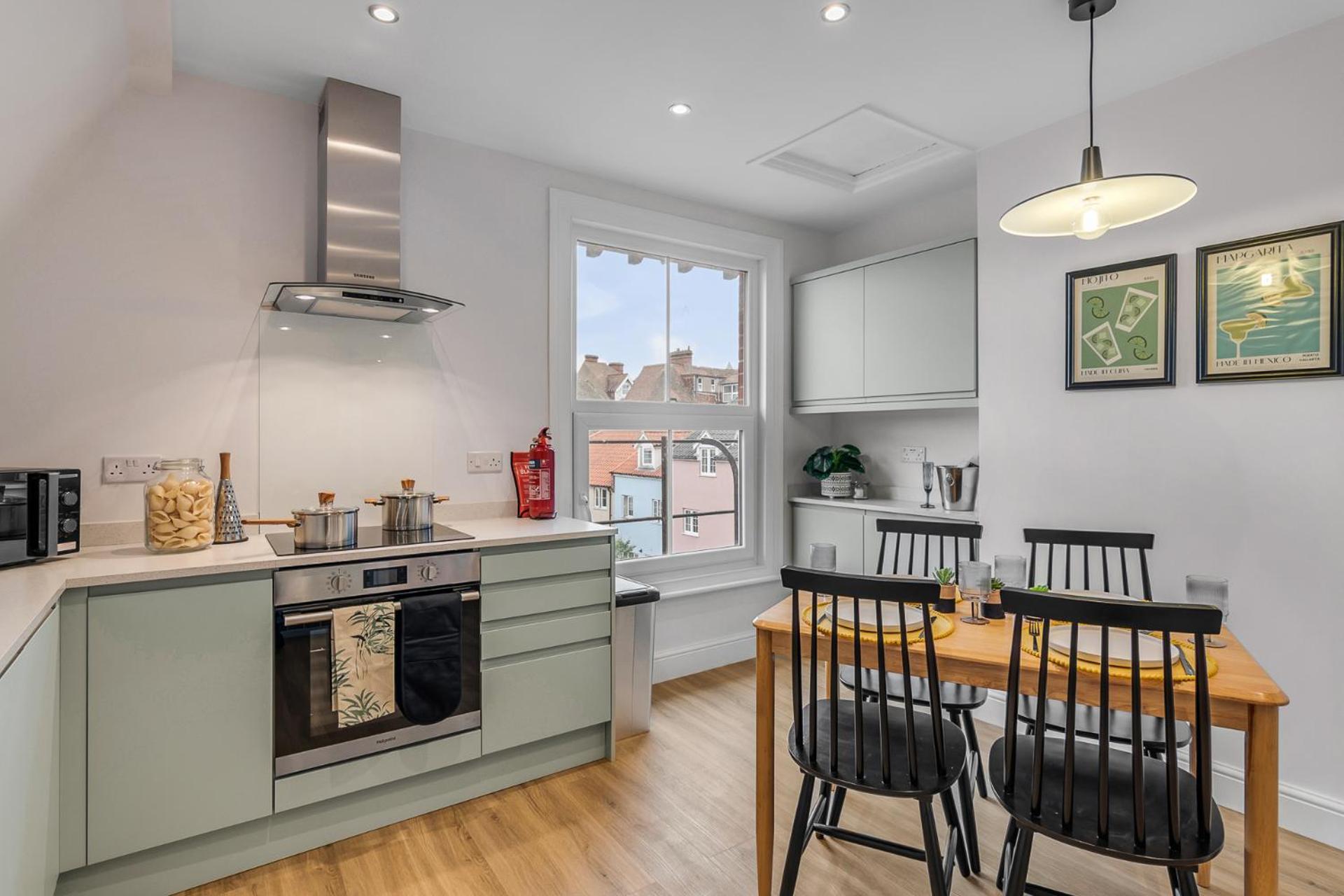 Cromer 2 Bed Apartment Near Beach Free Parking Included view 2