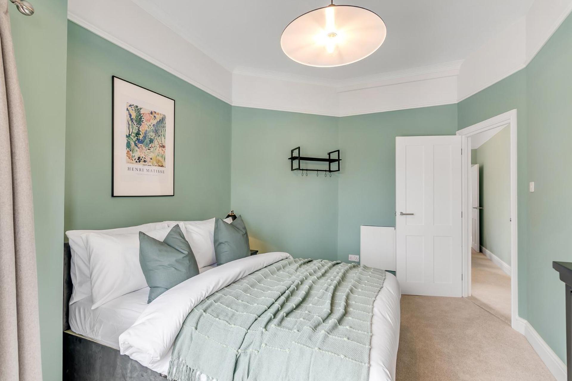 Cromer 2 Bed Apartment Near Beach Free Parking Included view 5