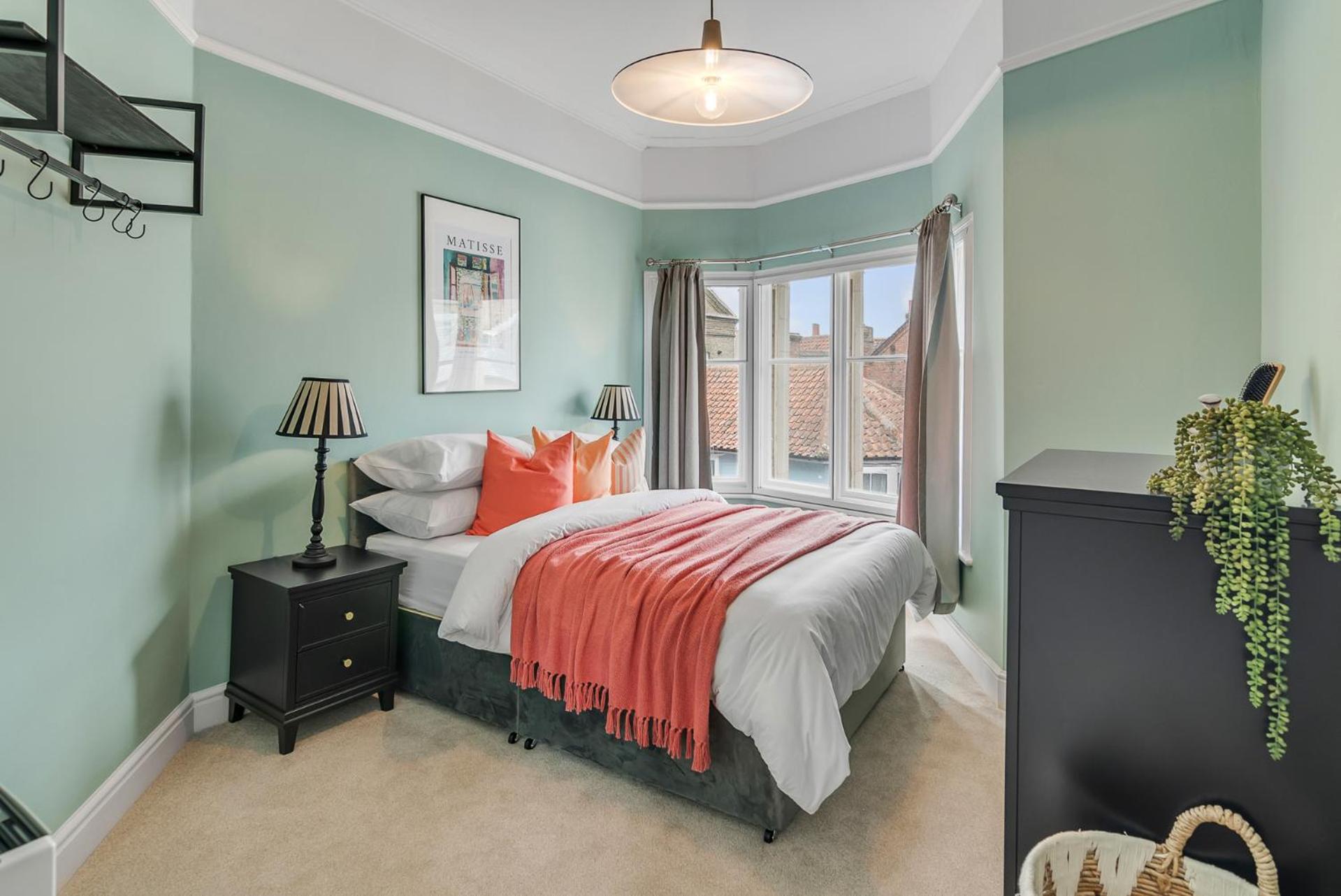 Cromer 2 Bed Apartment Near Beach Free Parking Included view 4