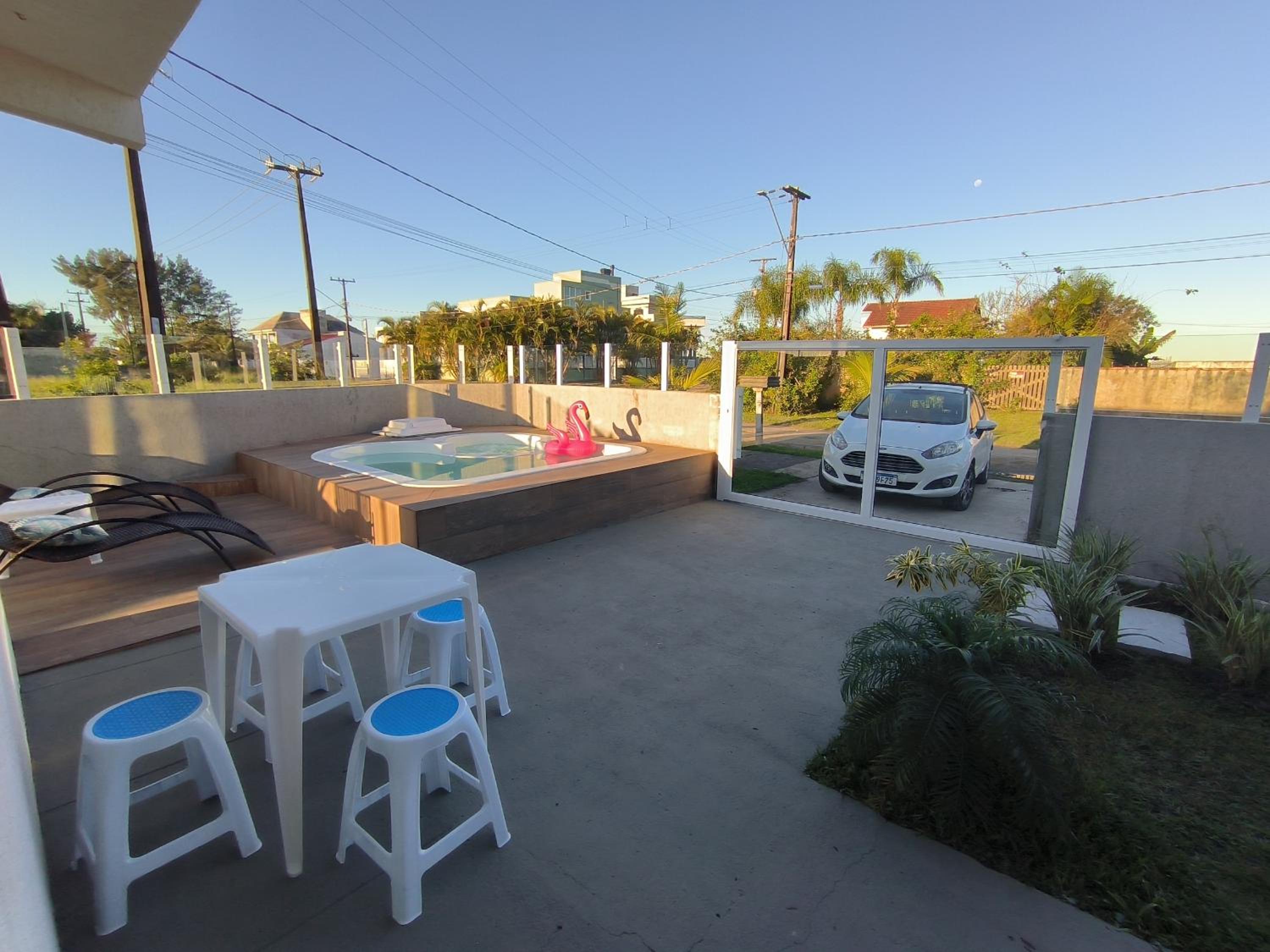 Casa alguns passos do mar com piscina e hidro