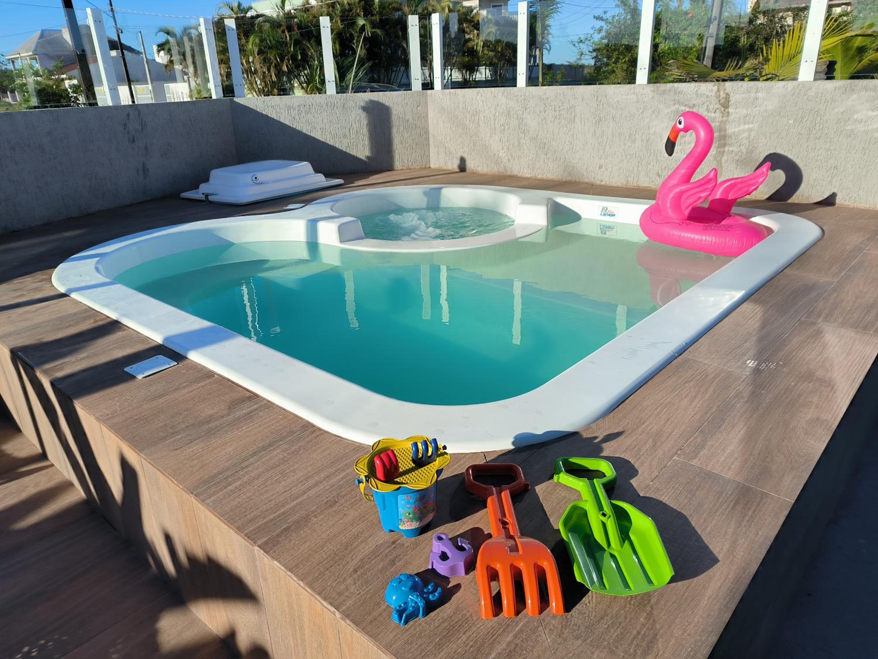 Casa alguns passos do mar com piscina e hidro