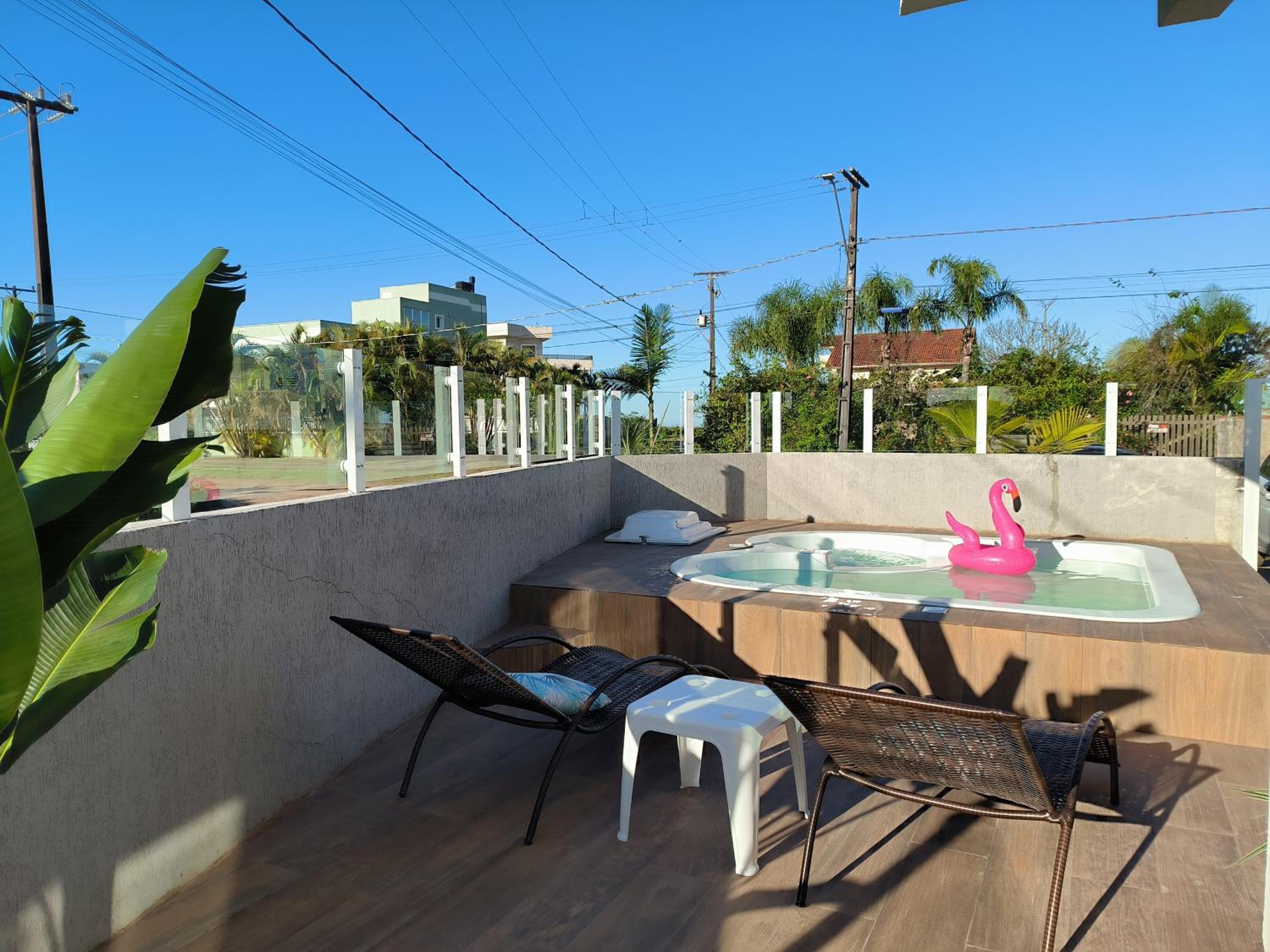 Casa alguns passos do mar com piscina e hidro