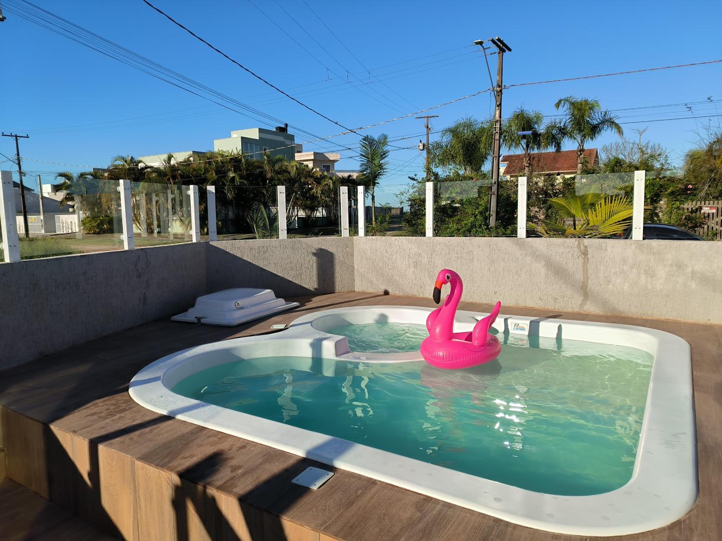 Casa alguns passos do mar com piscina e hidro