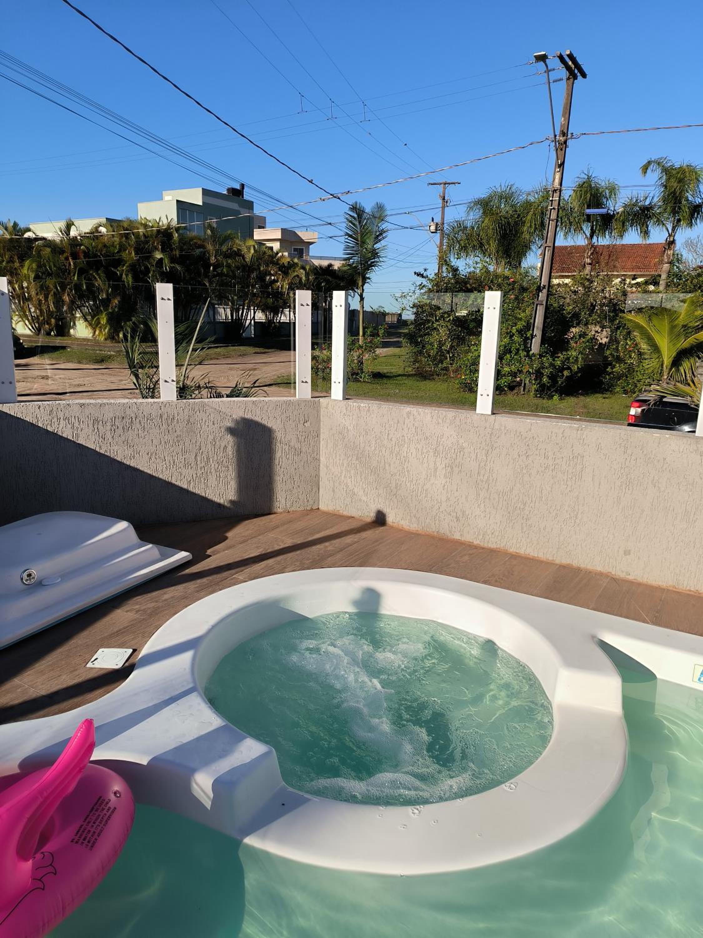 Casa alguns passos do mar com piscina e hidro