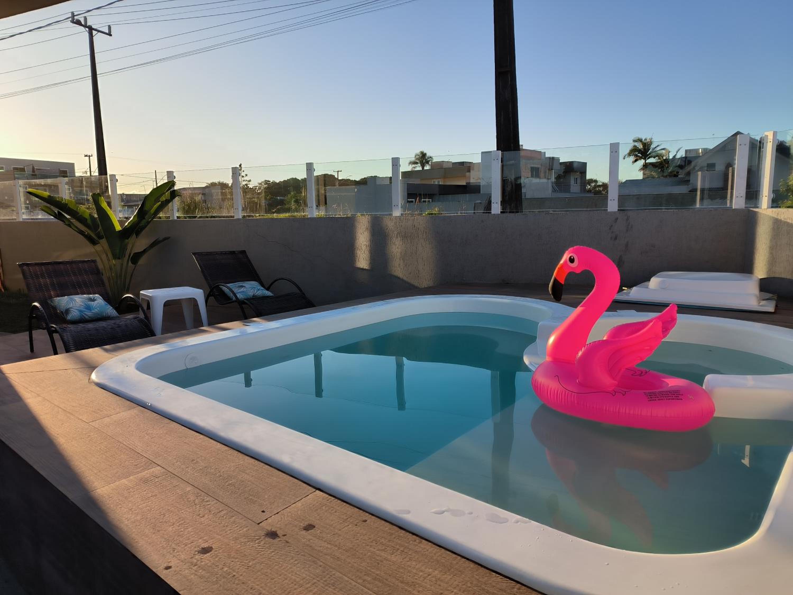 Casa alguns passos do mar com piscina e hidro