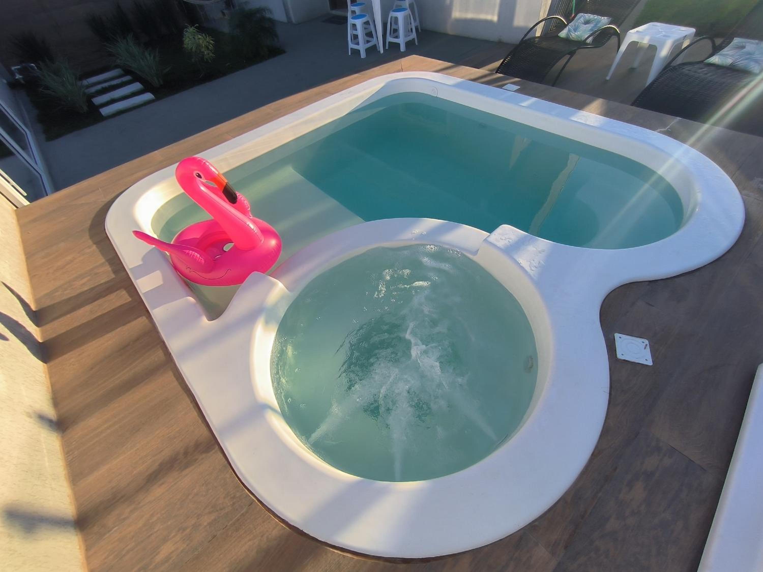 Casa alguns passos do mar com piscina e hidro
