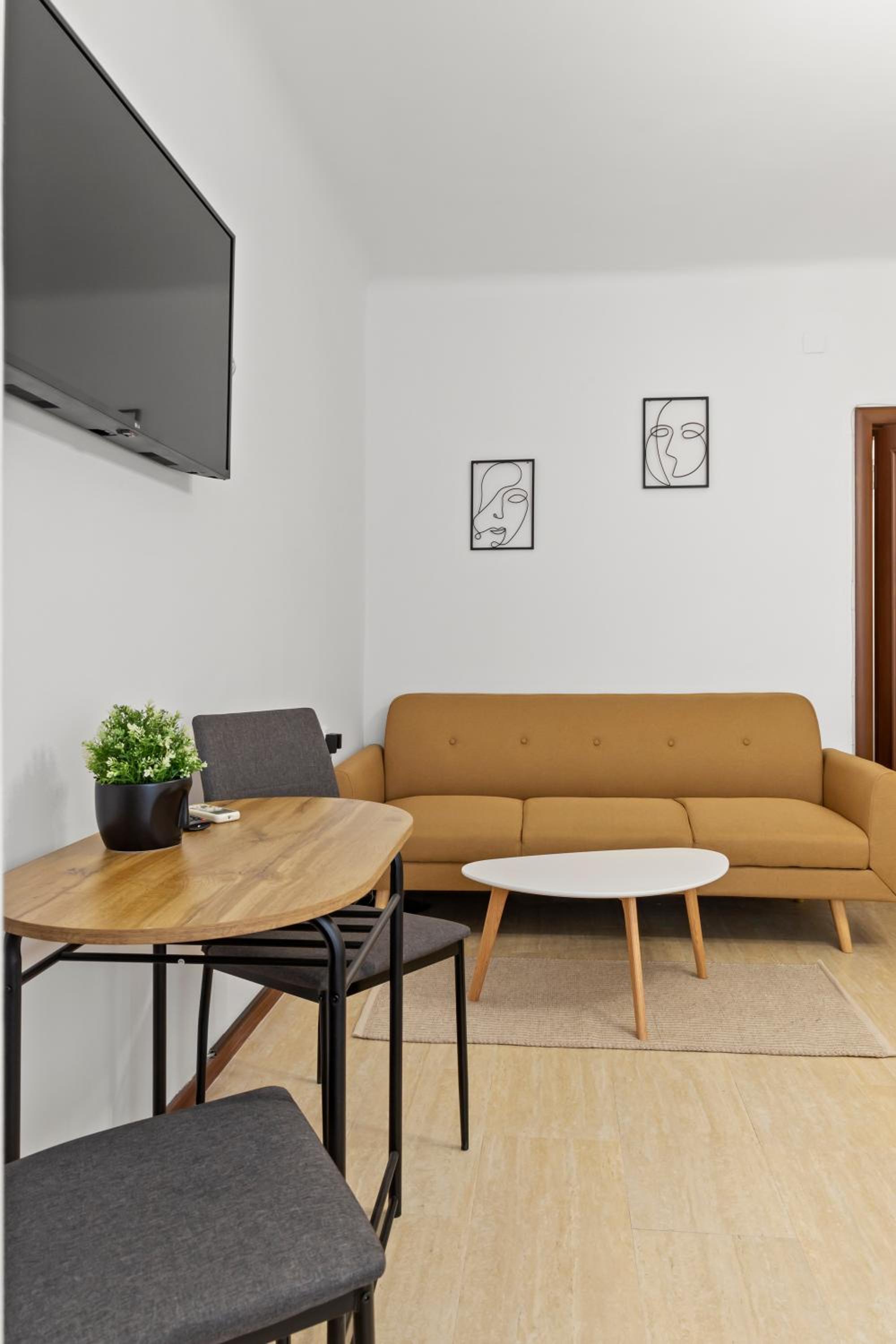 Upscale Studio, Walking Distance from The Old Town view 2