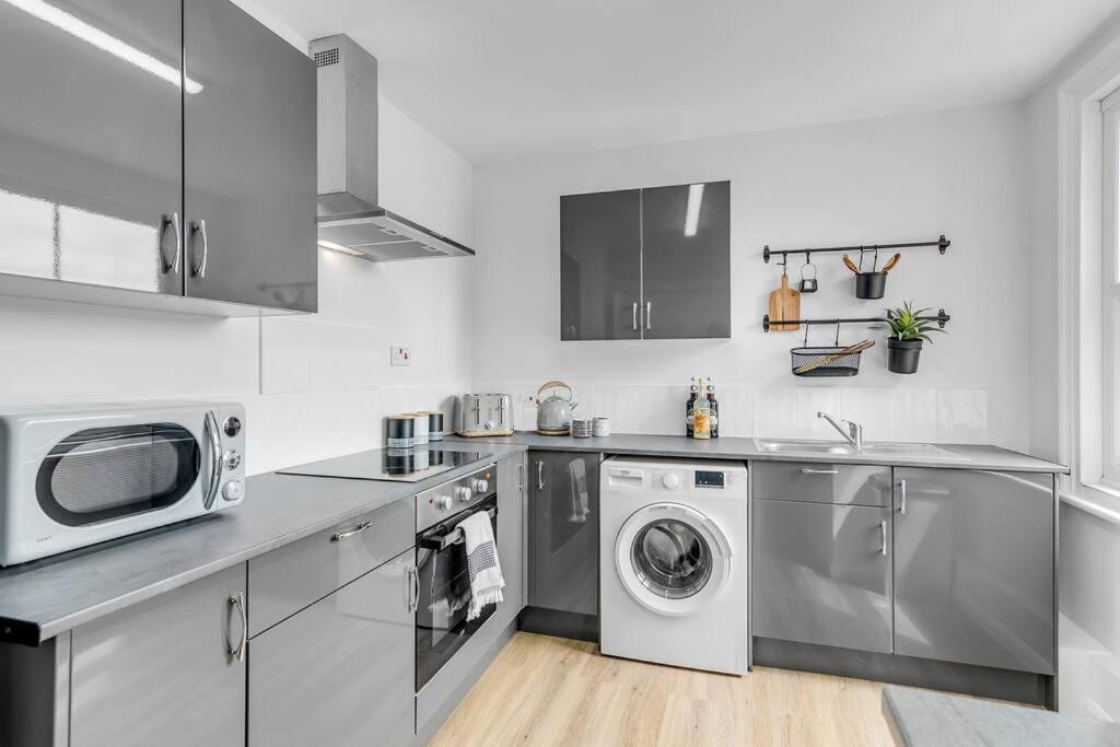Stylish 1 Bed Cromer Apartment with Sea View & Free Parking view 3