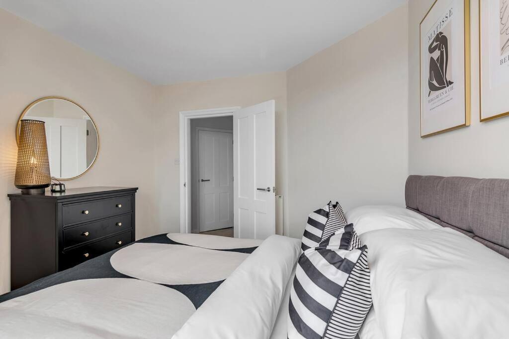 Stylish 1 Bed Cromer Apartment with Sea View & Free Parking view 5