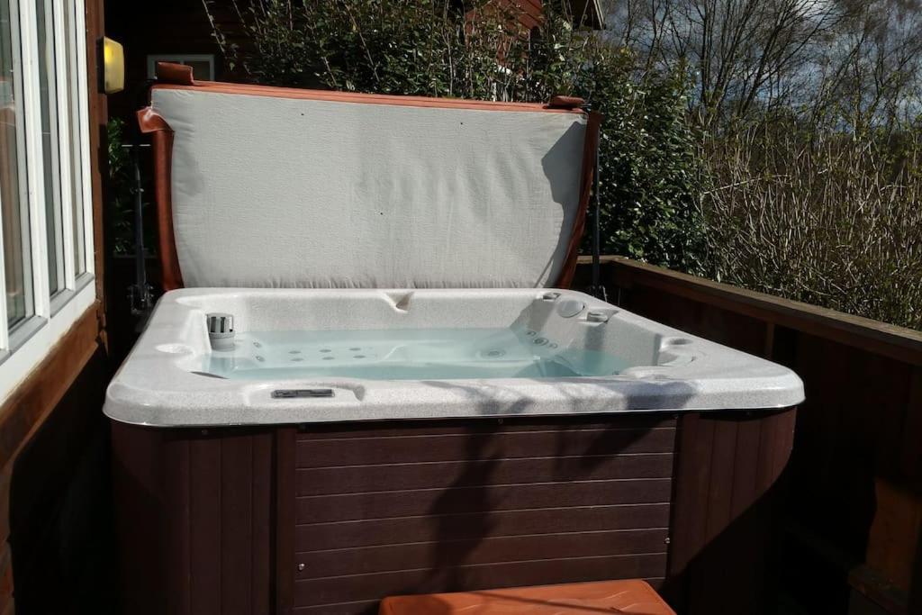 Meadow View Luxury Peak District lodge, hot tub, nr lake view 4