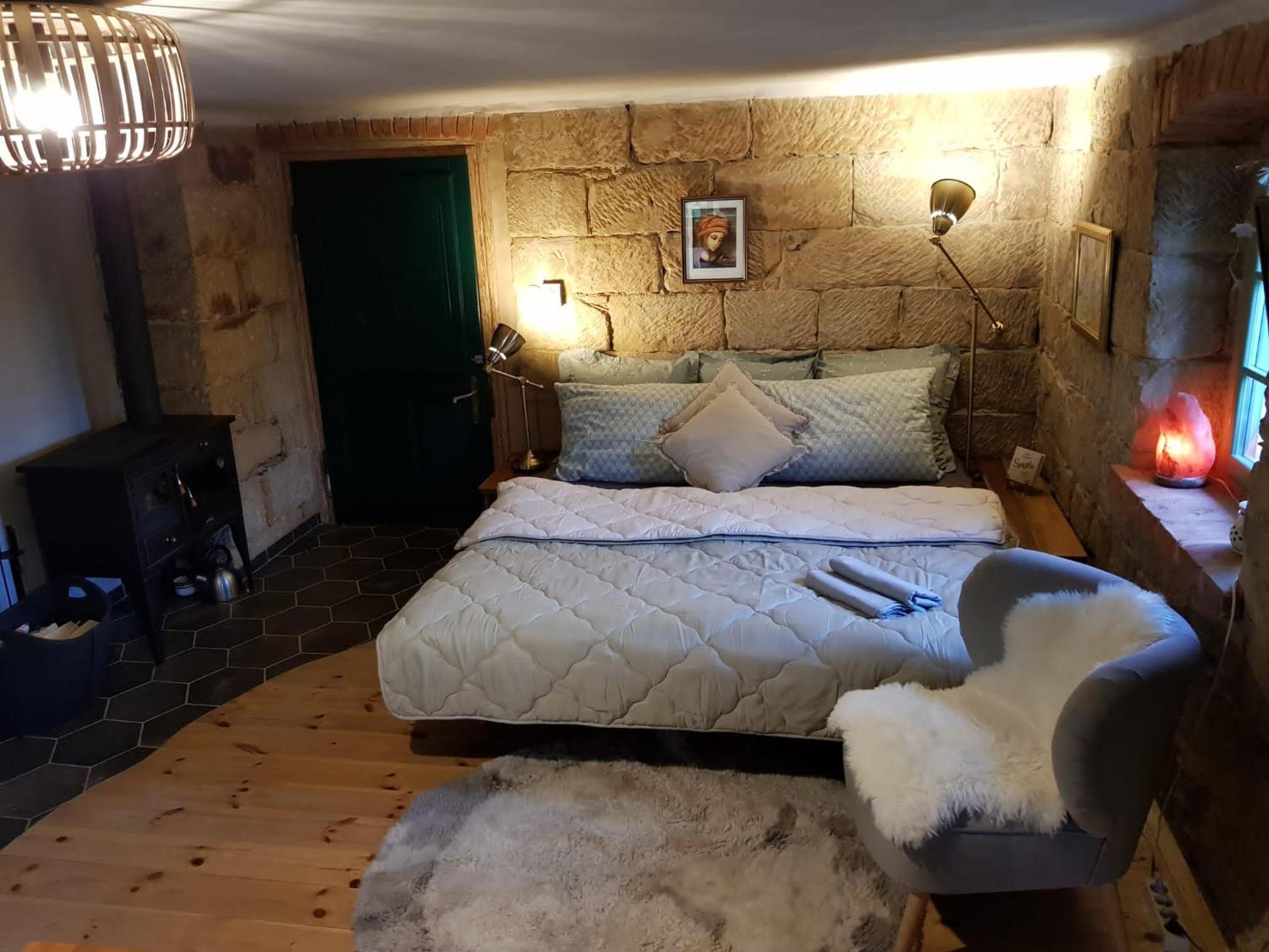 ENJOY Cozy Romance Hills Forest Gardens Views Sauna Whirlpool Bath