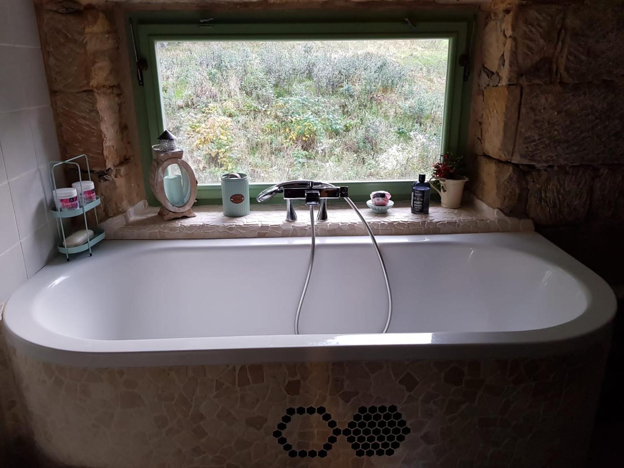 ENJOY Cozy Romance Hills Forest Gardens Views Sauna Whirlpool Bath