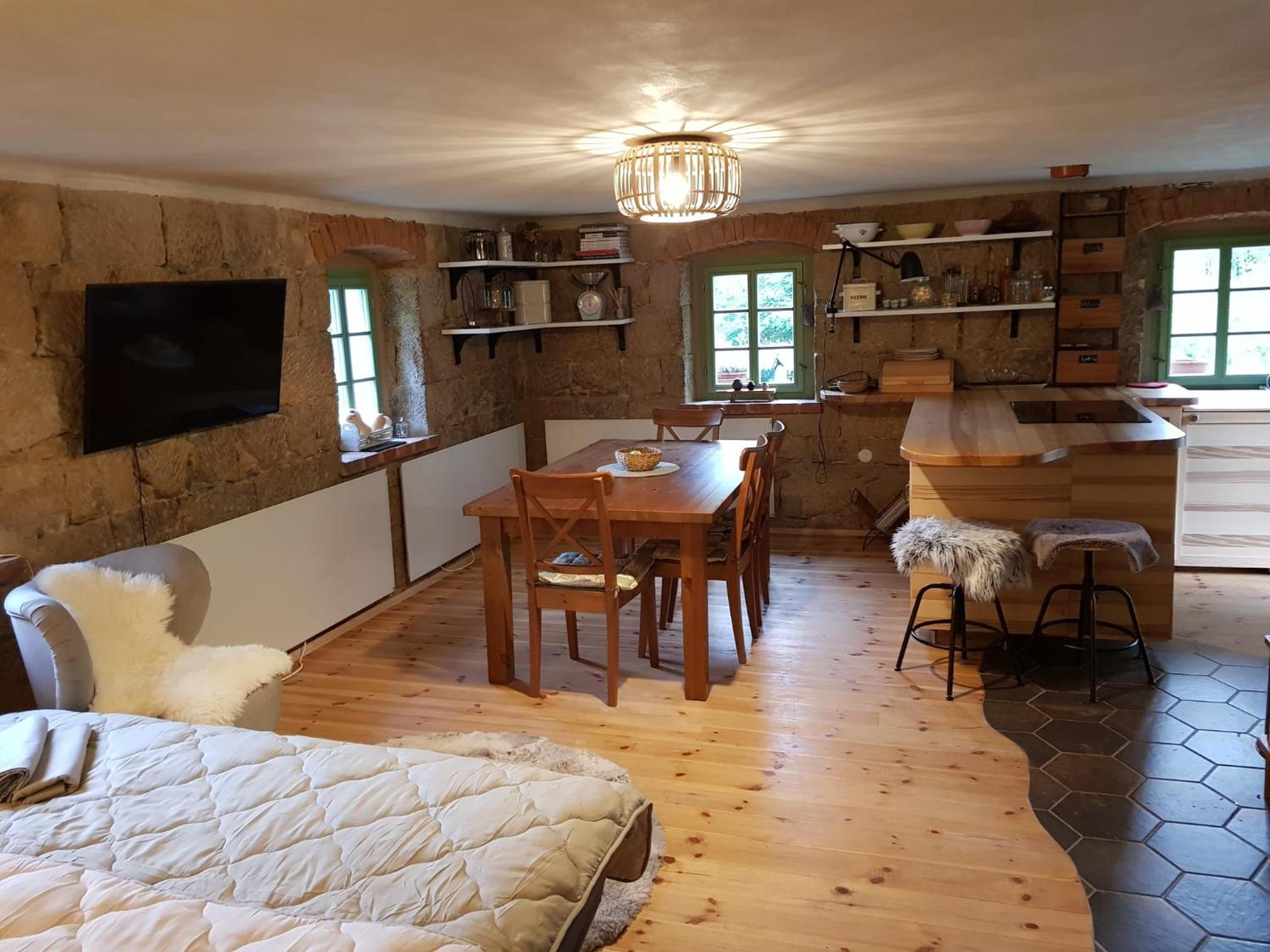 ENJOY Cozy Romance Hills Forest Gardens Views Sauna Whirlpool Bath