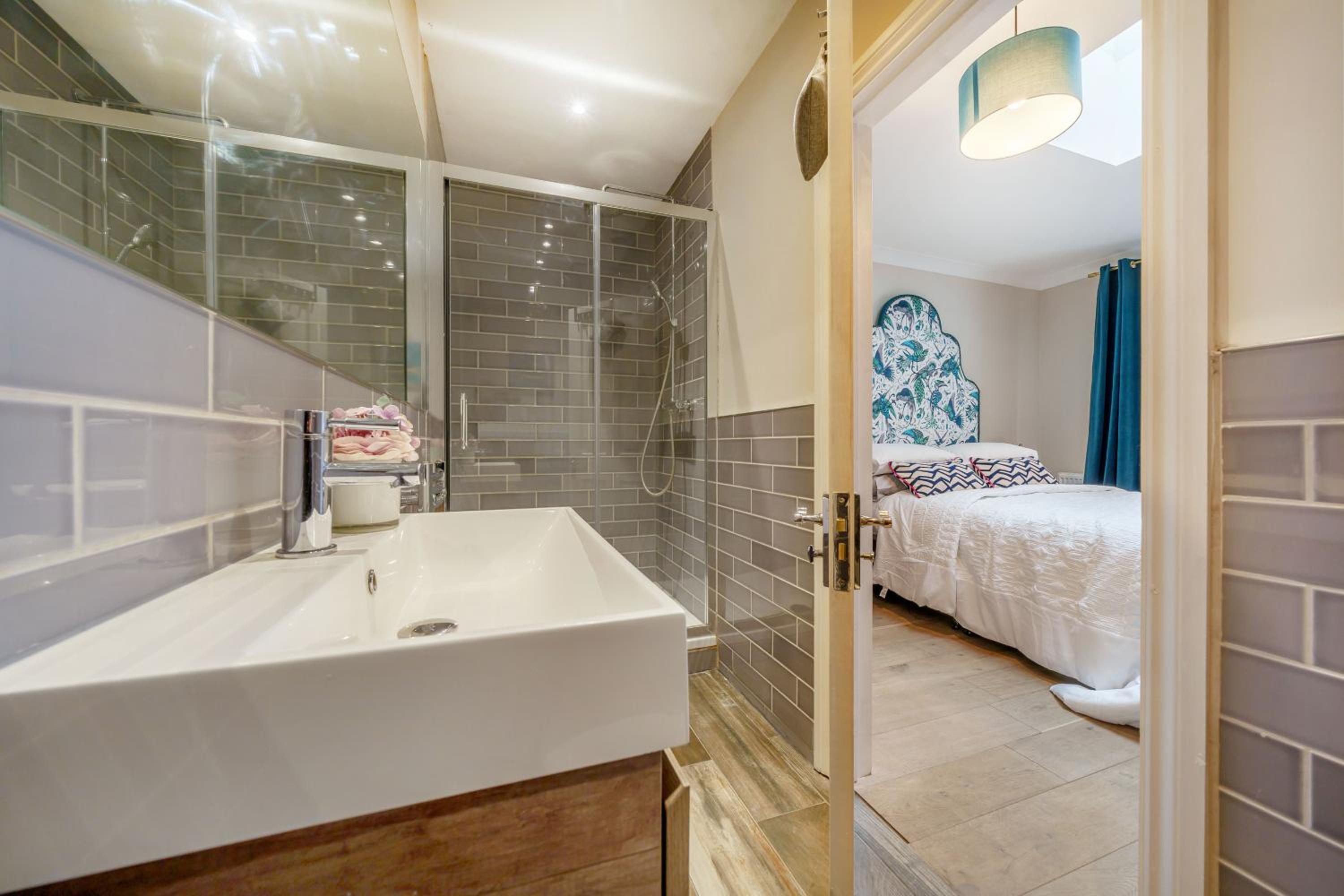 Stunning 3B2Ba Huge entertaining space and hottub! view 3