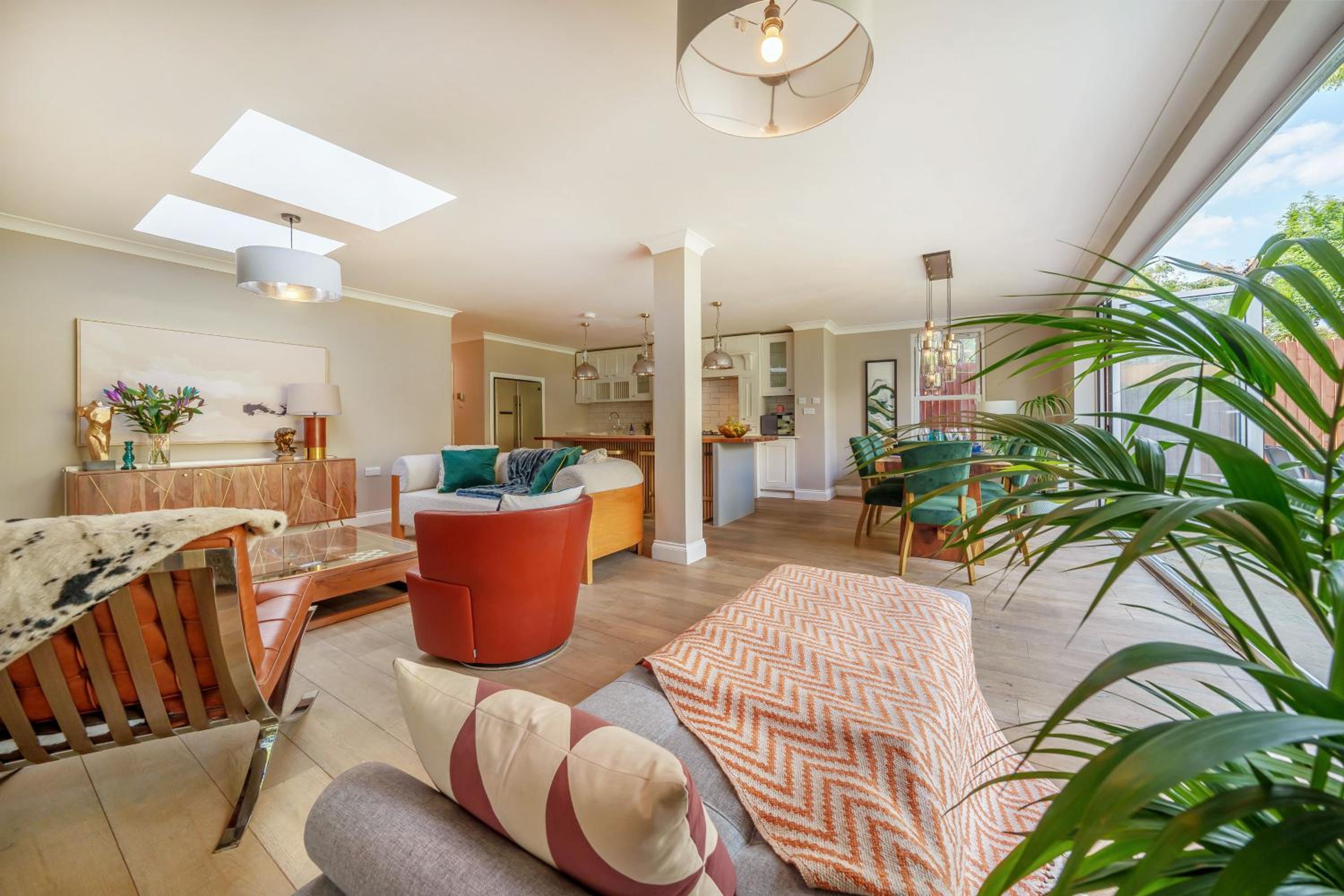Stunning 3B2Ba Huge entertaining space and hottub! view 2