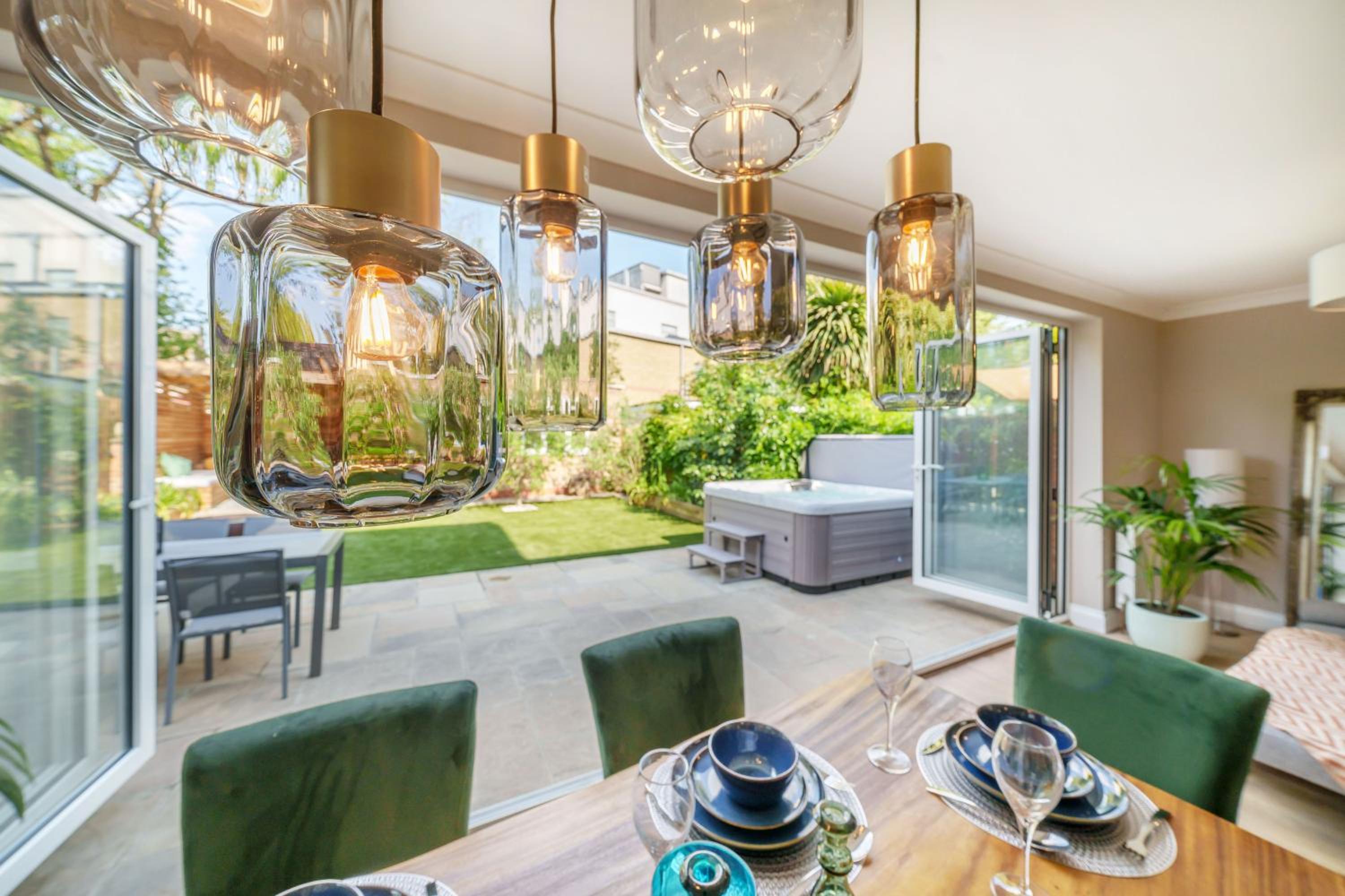 Stunning 3B2Ba Huge entertaining space and hottub! view 4