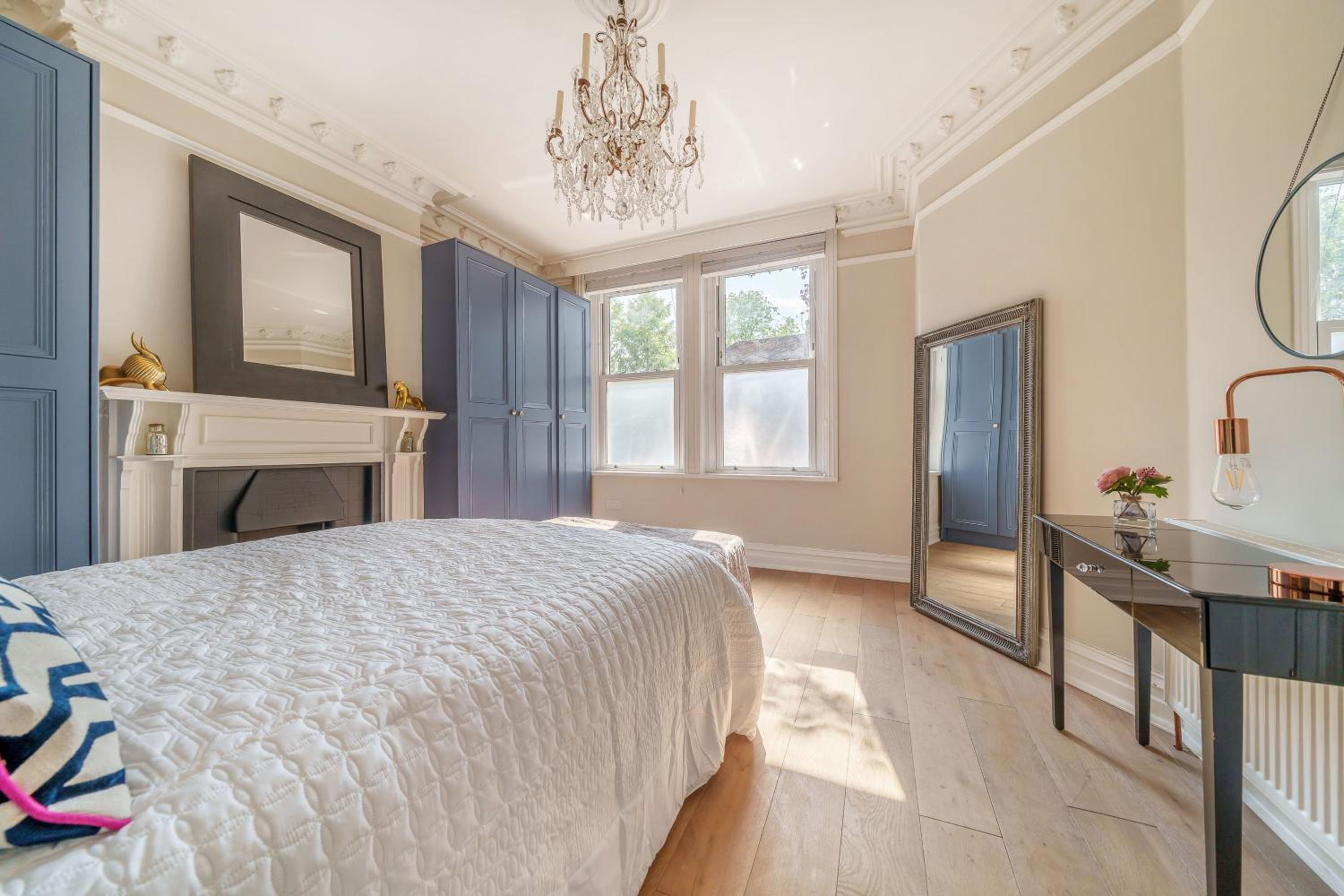 Stunning 3B2Ba Huge entertaining space and hottub! view 5