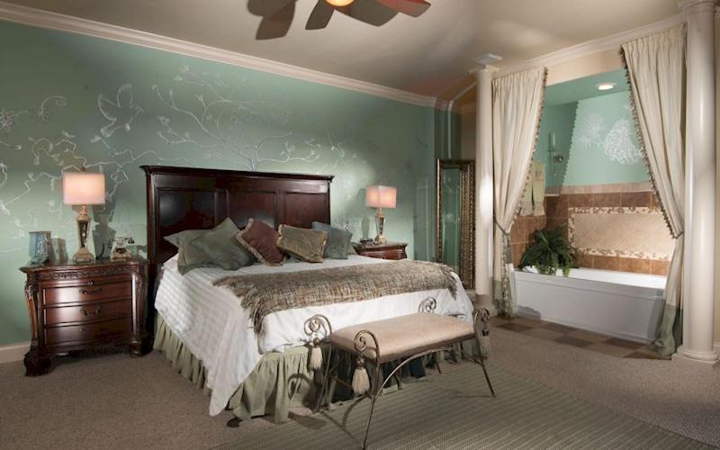 Lakeside Villa: Opulent 8BR Paradise in St. Georges Manor, Formosa Gardens, FL