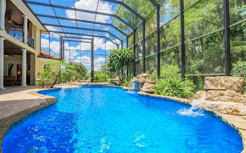 Lakeside Villa: Opulent 8BR Paradise in St. Georges Manor, Formosa Gardens, FL