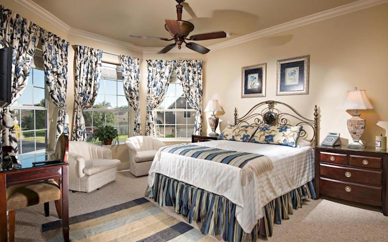 Lakeside Villa: Opulent 8BR Paradise in St. Georges Manor, Formosa Gardens, FL